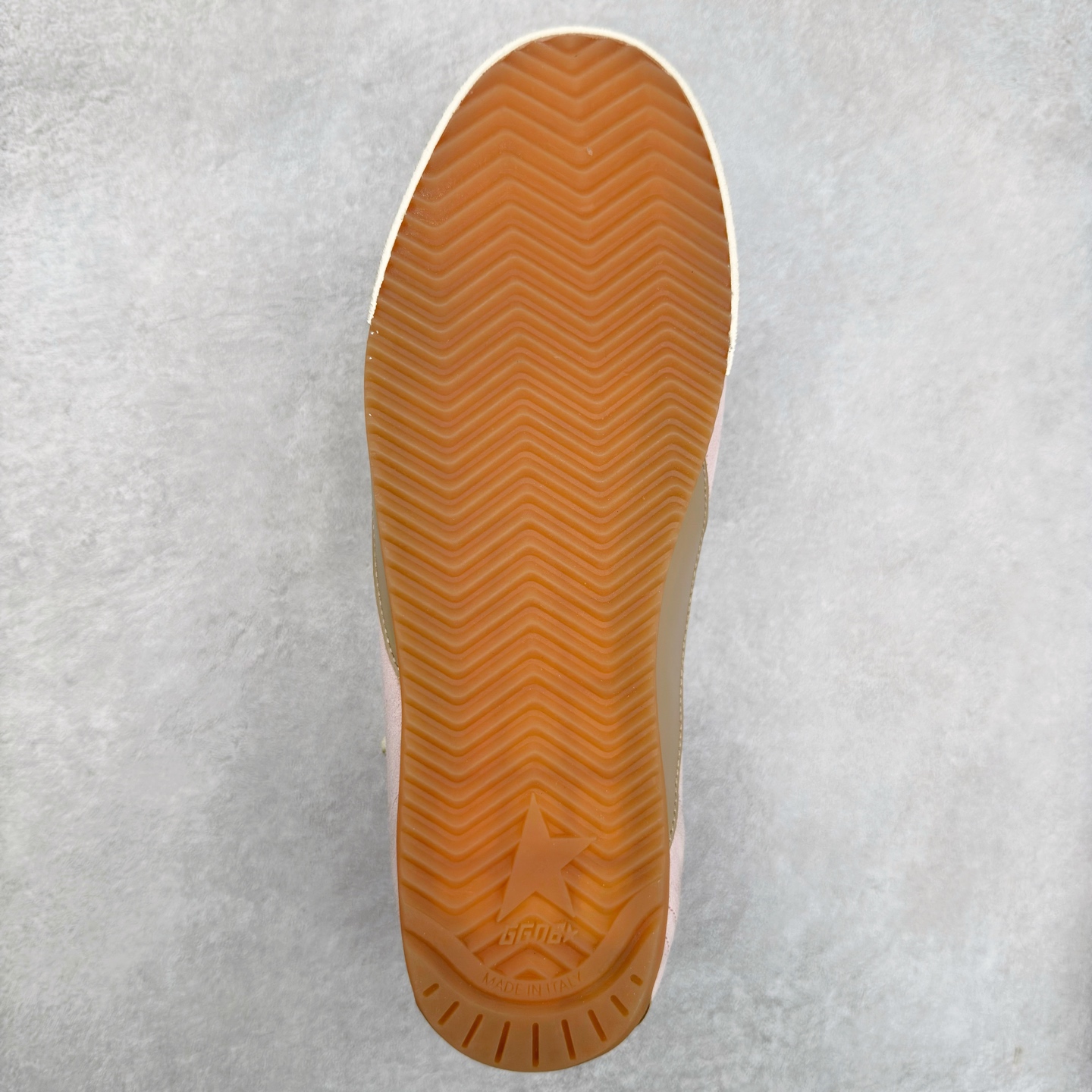 图片[9]-＃广顶福利 Golden Goose True-Star GGDB复古做旧牛皮圆头系带低帮生活休闲鞋 此款拥有舒适的鞋面，具有很好的延展性，后跟采用柔软材质能够舒适贴合脚踝，穿着轻松，让您在平时生活中有舒适和轻松的体验。夫妻组合 Alessandro Gallo 和 Francesca Rinaldo 的创作灵感汲取自艺术以及故乡威尼斯。其所创立的 Golden Goose 在结合传统意大利工艺的基础之上，又在系列中融合了率性前卫的风格。品牌时髦的精裁服饰和金属感皮革运动鞋则是不容错过的时尚单品。尺码：38 39-选品中心