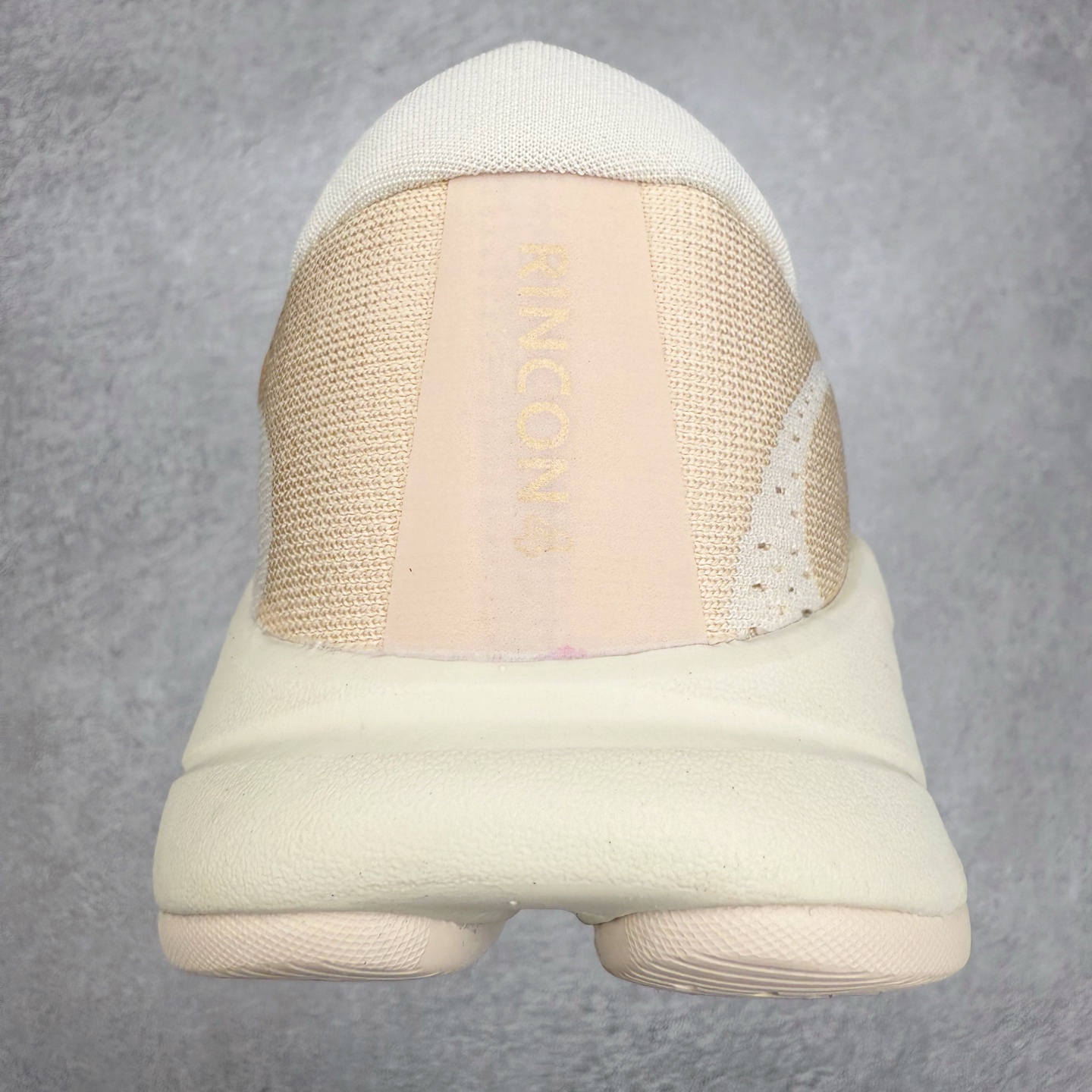 图片[8]-HOKA ONE ONE RINCON 4 舒适防滑耐磨低帮休闲跑步鞋 Rincon 4 是一款日常训练用的跑步鞋，踩上去的感觉很结实。它适合中短距离跑步，但如果您习惯于稍硬的感觉，也可以用于长距离跑步。但它的速度不够快，不能作为速度训练鞋，也不够柔软，不能作为恢复训练鞋，日常里程跑才是它的优势所在。如果您想尝试 Hoka 跑鞋，又想享受极具竞争力的价格，那就试试这款鞋吧。尺码：36 36.5 37.5 38 38.5 39 40 40.5 41 42 42.5 43 44 44.5 45-选品中心