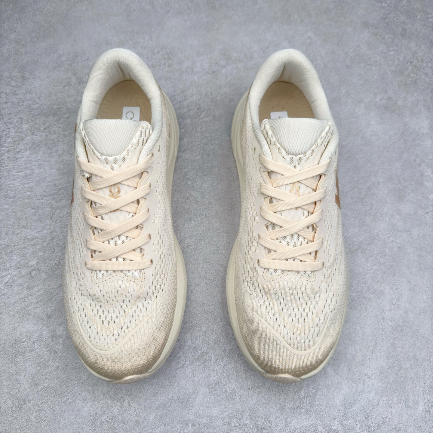 图片[2]-HOKA ONE ONE RINCON 4 舒适防滑耐磨低帮休闲跑步鞋 Rincon 4 是一款日常训练用的跑步鞋，踩上去的感觉很结实。它适合中短距离跑步，但如果您习惯于稍硬的感觉，也可以用于长距离跑步。但它的速度不够快，不能作为速度训练鞋，也不够柔软，不能作为恢复训练鞋，日常里程跑才是它的优势所在。如果您想尝试 Hoka 跑鞋，又想享受极具竞争力的价格，那就试试这款鞋吧。尺码：36 36.5 37.5 38 38.5 39 40 40.5 41 42 42.5 43 44 44.5 45-选品中心