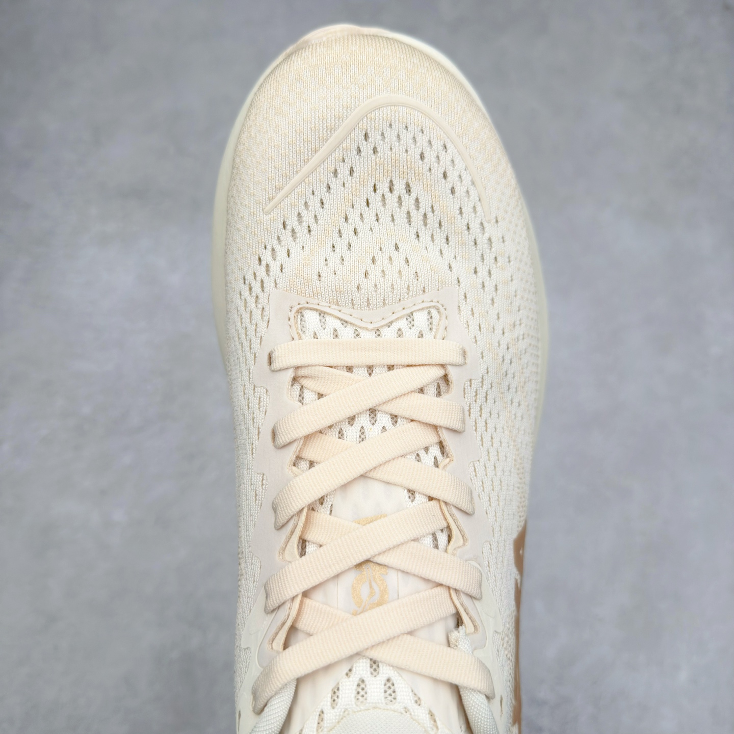 图片[4]-HOKA ONE ONE RINCON 4 舒适防滑耐磨低帮休闲跑步鞋 Rincon 4 是一款日常训练用的跑步鞋，踩上去的感觉很结实。它适合中短距离跑步，但如果您习惯于稍硬的感觉，也可以用于长距离跑步。但它的速度不够快，不能作为速度训练鞋，也不够柔软，不能作为恢复训练鞋，日常里程跑才是它的优势所在。如果您想尝试 Hoka 跑鞋，又想享受极具竞争力的价格，那就试试这款鞋吧。尺码：36 36.5 37.5 38 38.5 39 40 40.5 41 42 42.5 43 44 44.5 45-选品中心