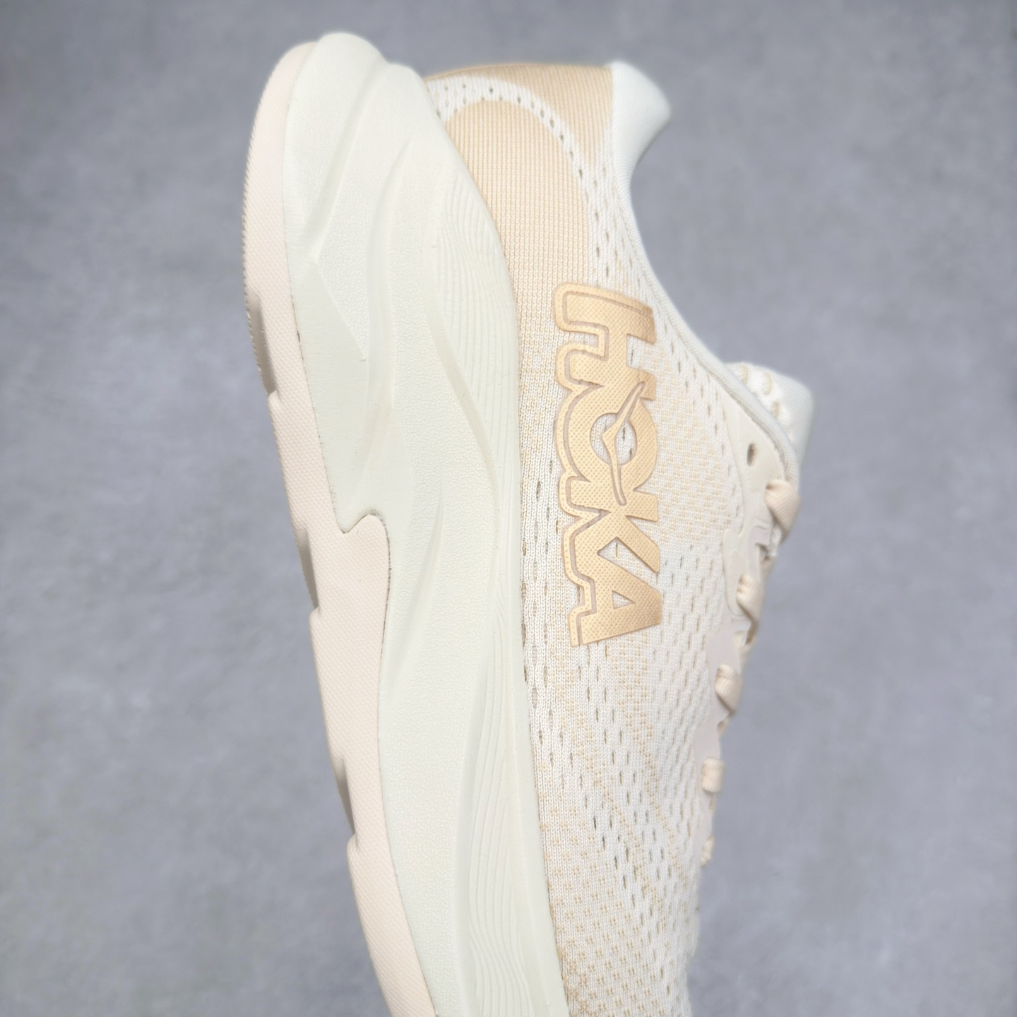 图片[6]-HOKA ONE ONE RINCON 4 舒适防滑耐磨低帮休闲跑步鞋 Rincon 4 是一款日常训练用的跑步鞋，踩上去的感觉很结实。它适合中短距离跑步，但如果您习惯于稍硬的感觉，也可以用于长距离跑步。但它的速度不够快，不能作为速度训练鞋，也不够柔软，不能作为恢复训练鞋，日常里程跑才是它的优势所在。如果您想尝试 Hoka 跑鞋，又想享受极具竞争力的价格，那就试试这款鞋吧。尺码：36 36.5 37.5 38 38.5 39 40 40.5 41 42 42.5 43 44 44.5 45-选品中心