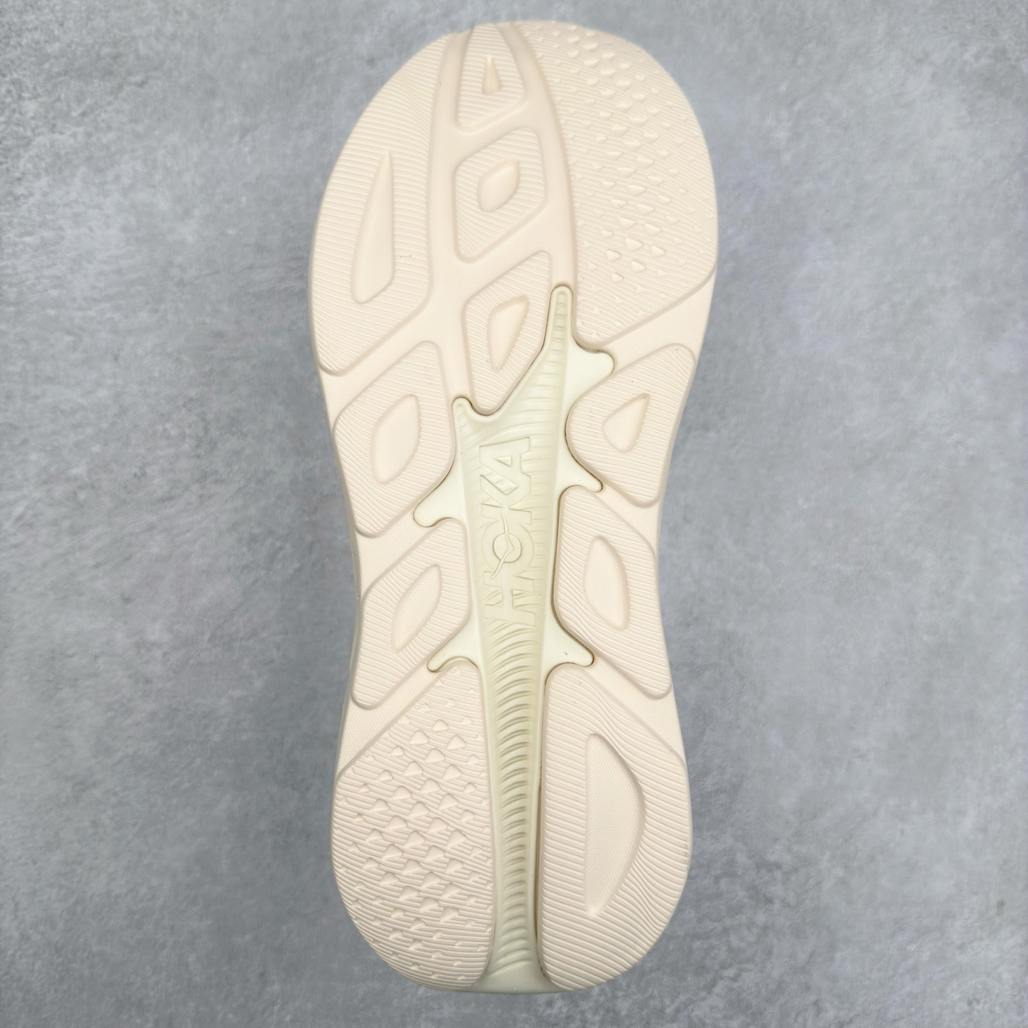 图片[9]-HOKA ONE ONE RINCON 4 舒适防滑耐磨低帮休闲跑步鞋 Rincon 4 是一款日常训练用的跑步鞋，踩上去的感觉很结实。它适合中短距离跑步，但如果您习惯于稍硬的感觉，也可以用于长距离跑步。但它的速度不够快，不能作为速度训练鞋，也不够柔软，不能作为恢复训练鞋，日常里程跑才是它的优势所在。如果您想尝试 Hoka 跑鞋，又想享受极具竞争力的价格，那就试试这款鞋吧。尺码：36 36.5 37.5 38 38.5 39 40 40.5 41 42 42.5 43 44 44.5 45-选品中心