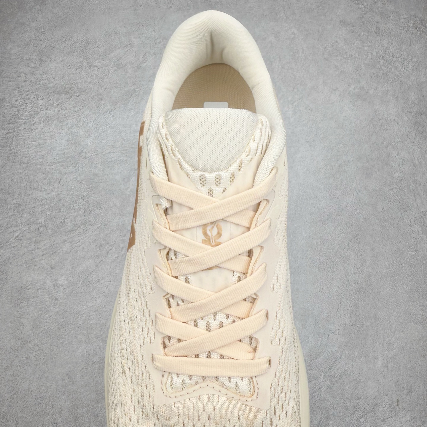 图片[5]-HOKA ONE ONE RINCON 4 舒适防滑耐磨低帮休闲跑步鞋 Rincon 4 是一款日常训练用的跑步鞋，踩上去的感觉很结实。它适合中短距离跑步，但如果您习惯于稍硬的感觉，也可以用于长距离跑步。但它的速度不够快，不能作为速度训练鞋，也不够柔软，不能作为恢复训练鞋，日常里程跑才是它的优势所在。如果您想尝试 Hoka 跑鞋，又想享受极具竞争力的价格，那就试试这款鞋吧。尺码：36 36.5 37.5 38 38.5 39 40 40.5 41 42 42.5 43 44 44.5 45-选品中心