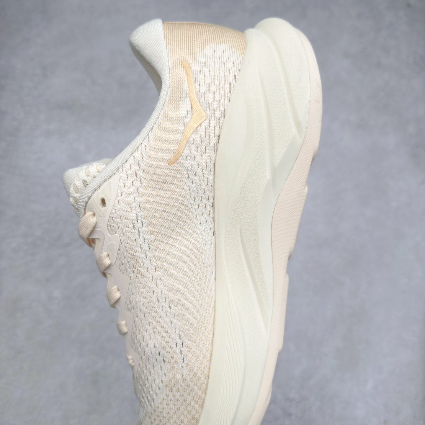 图片[7]-HOKA ONE ONE RINCON 4 舒适防滑耐磨低帮休闲跑步鞋 Rincon 4 是一款日常训练用的跑步鞋，踩上去的感觉很结实。它适合中短距离跑步，但如果您习惯于稍硬的感觉，也可以用于长距离跑步。但它的速度不够快，不能作为速度训练鞋，也不够柔软，不能作为恢复训练鞋，日常里程跑才是它的优势所在。如果您想尝试 Hoka 跑鞋，又想享受极具竞争力的价格，那就试试这款鞋吧。尺码：36 36.5 37.5 38 38.5 39 40 40.5 41 42 42.5 43 44 44.5 45-选品中心