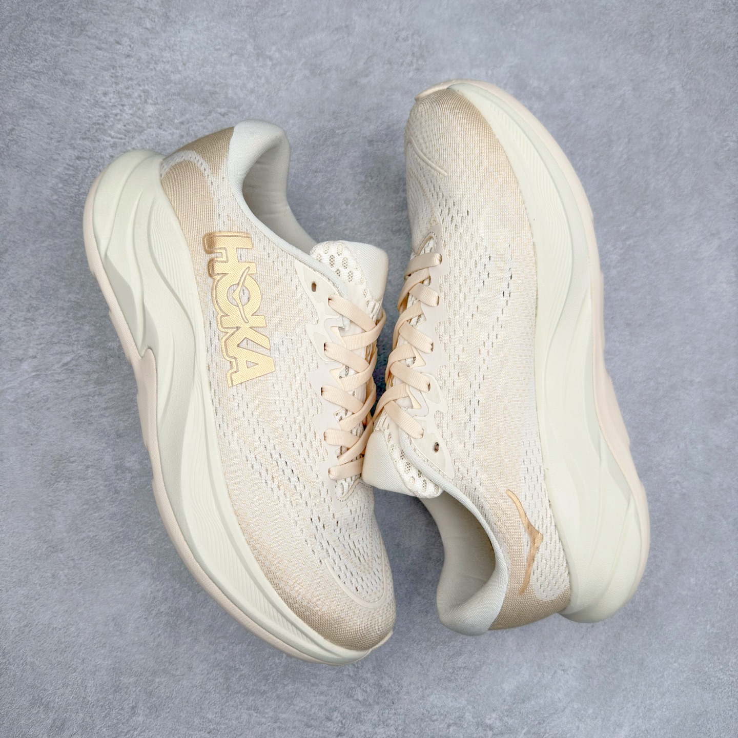 图片[3]-HOKA ONE ONE RINCON 4 舒适防滑耐磨低帮休闲跑步鞋 Rincon 4 是一款日常训练用的跑步鞋，踩上去的感觉很结实。它适合中短距离跑步，但如果您习惯于稍硬的感觉，也可以用于长距离跑步。但它的速度不够快，不能作为速度训练鞋，也不够柔软，不能作为恢复训练鞋，日常里程跑才是它的优势所在。如果您想尝试 Hoka 跑鞋，又想享受极具竞争力的价格，那就试试这款鞋吧。尺码：36 36.5 37.5 38 38.5 39 40 40.5 41 42 42.5 43 44 44.5 45-选品中心