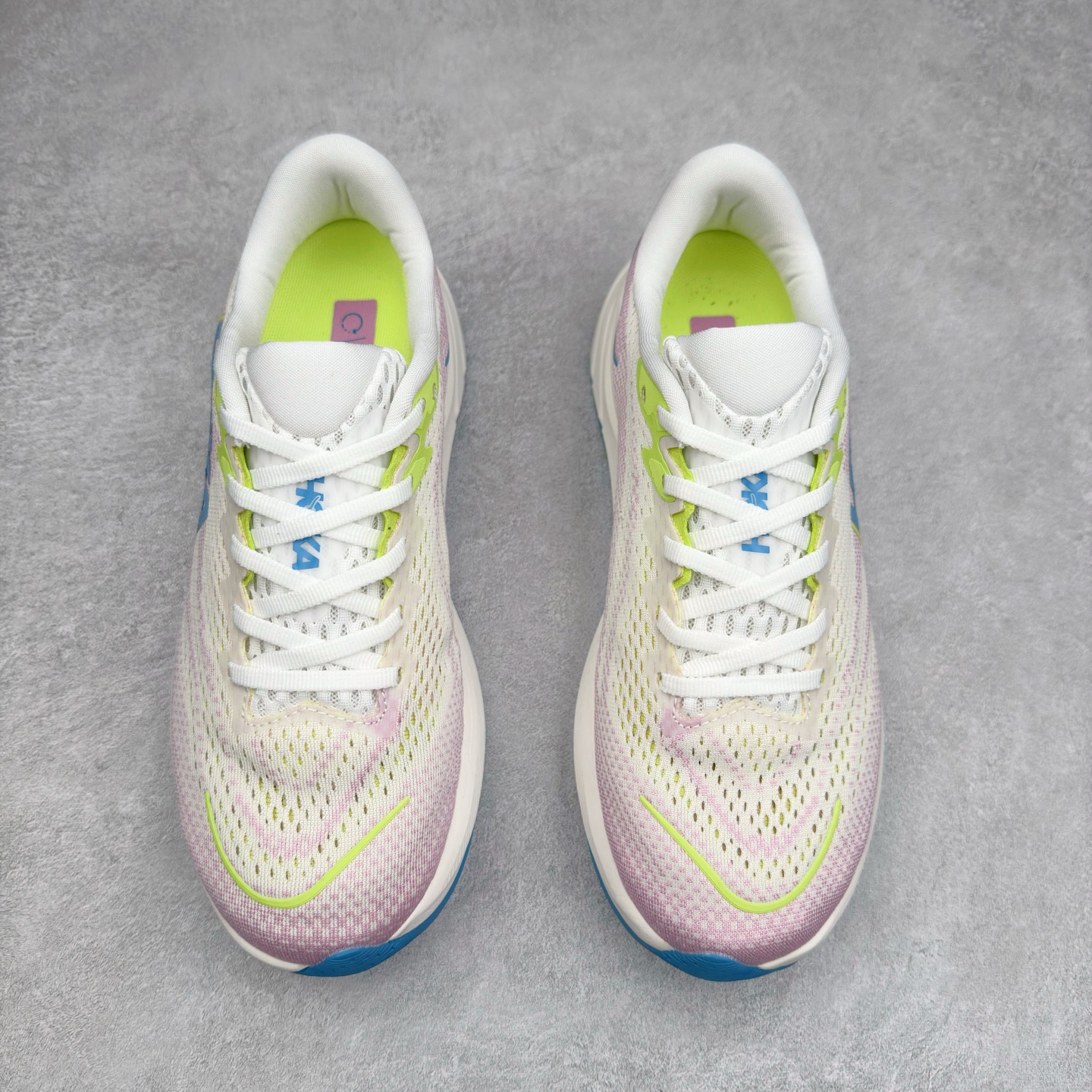 图片[2]-HOKA ONE ONE RINCON 4 舒适防滑耐磨低帮休闲跑步鞋 Rincon 4 是一款日常训练用的跑步鞋，踩上去的感觉很结实。它适合中短距离跑步，但如果您习惯于稍硬的感觉，也可以用于长距离跑步。但它的速度不够快，不能作为速度训练鞋，也不够柔软，不能作为恢复训练鞋，日常里程跑才是它的优势所在。如果您想尝试 Hoka 跑鞋，又想享受极具竞争力的价格，那就试试这款鞋吧。尺码：36 36.5 37.5 38 38.5 39 40 40.5 41 42 42.5 43 44 44.5 45-选品中心