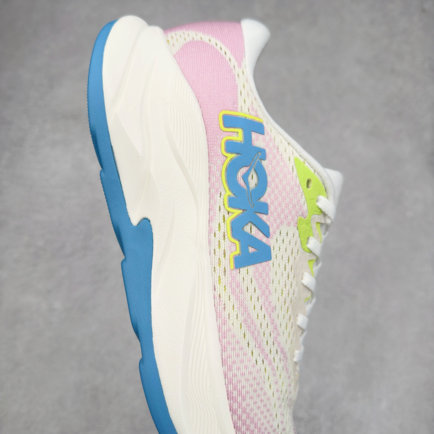 图片[6]-HOKA ONE ONE RINCON 4 舒适防滑耐磨低帮休闲跑步鞋 Rincon 4 是一款日常训练用的跑步鞋，踩上去的感觉很结实。它适合中短距离跑步，但如果您习惯于稍硬的感觉，也可以用于长距离跑步。但它的速度不够快，不能作为速度训练鞋，也不够柔软，不能作为恢复训练鞋，日常里程跑才是它的优势所在。如果您想尝试 Hoka 跑鞋，又想享受极具竞争力的价格，那就试试这款鞋吧。尺码：36 36.5 37.5 38 38.5 39 40 40.5 41 42 42.5 43 44 44.5 45-选品中心