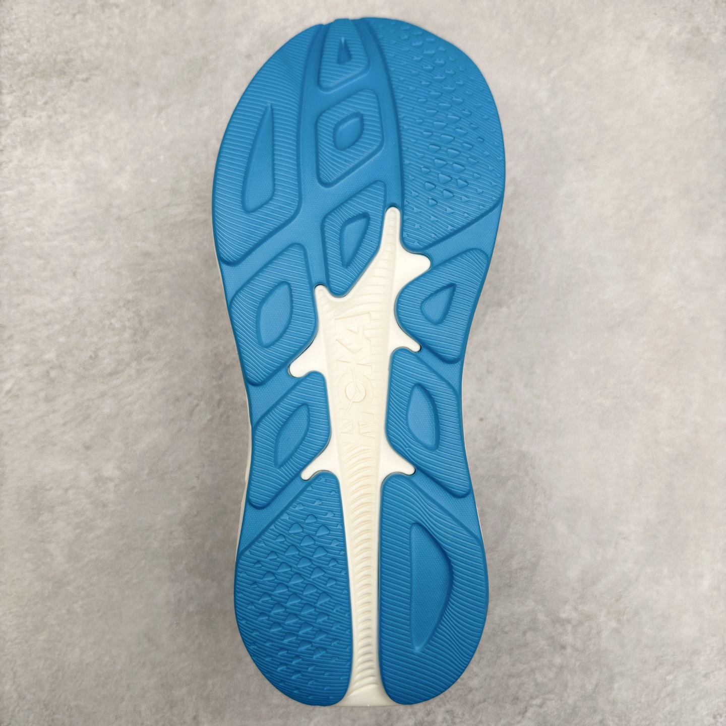 图片[9]-HOKA ONE ONE RINCON 4 舒适防滑耐磨低帮休闲跑步鞋 Rincon 4 是一款日常训练用的跑步鞋，踩上去的感觉很结实。它适合中短距离跑步，但如果您习惯于稍硬的感觉，也可以用于长距离跑步。但它的速度不够快，不能作为速度训练鞋，也不够柔软，不能作为恢复训练鞋，日常里程跑才是它的优势所在。如果您想尝试 Hoka 跑鞋，又想享受极具竞争力的价格，那就试试这款鞋吧。尺码：36 36.5 37.5 38 38.5 39 40 40.5 41 42 42.5 43 44 44.5 45-选品中心