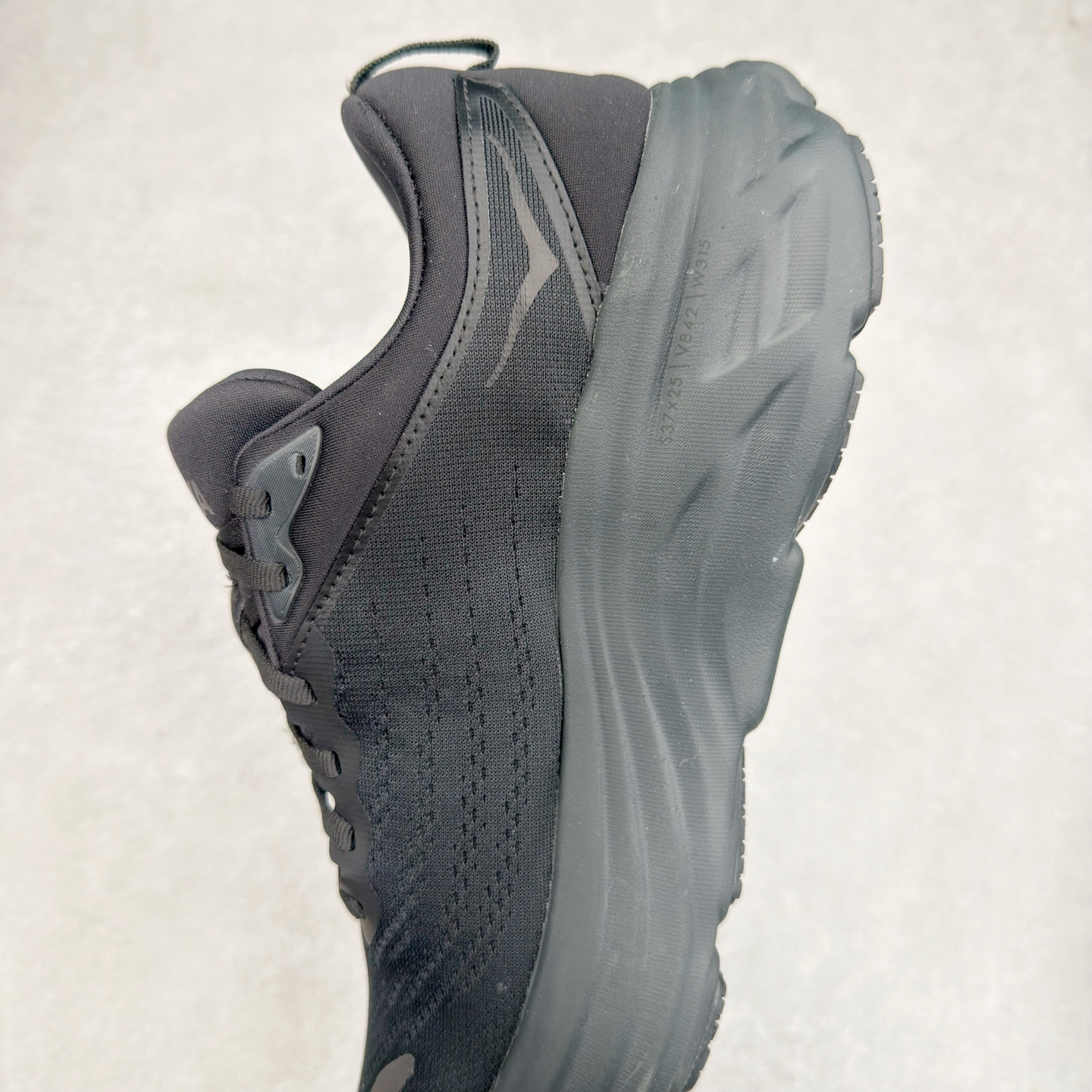 图片[7]-＃HK纯原 HOKA ONE ONE Bondi 8 邦代八代缓震网面耐磨低帮跑步鞋 原始的 Bondi 缓震和线条在这里 提供该特许经营权众所周知的柔软、平衡的乘坐体验 Bondi 使用加长的摇杆微调几何形状 以获得更大的加速度 同时由于采用碳纤维板 还可以提供更平稳的脚趾离地 尺码：36 36.5 37.5 38 38.5 39 40 40.5 41 42 42.5 43 44 44.5 45-选品中心