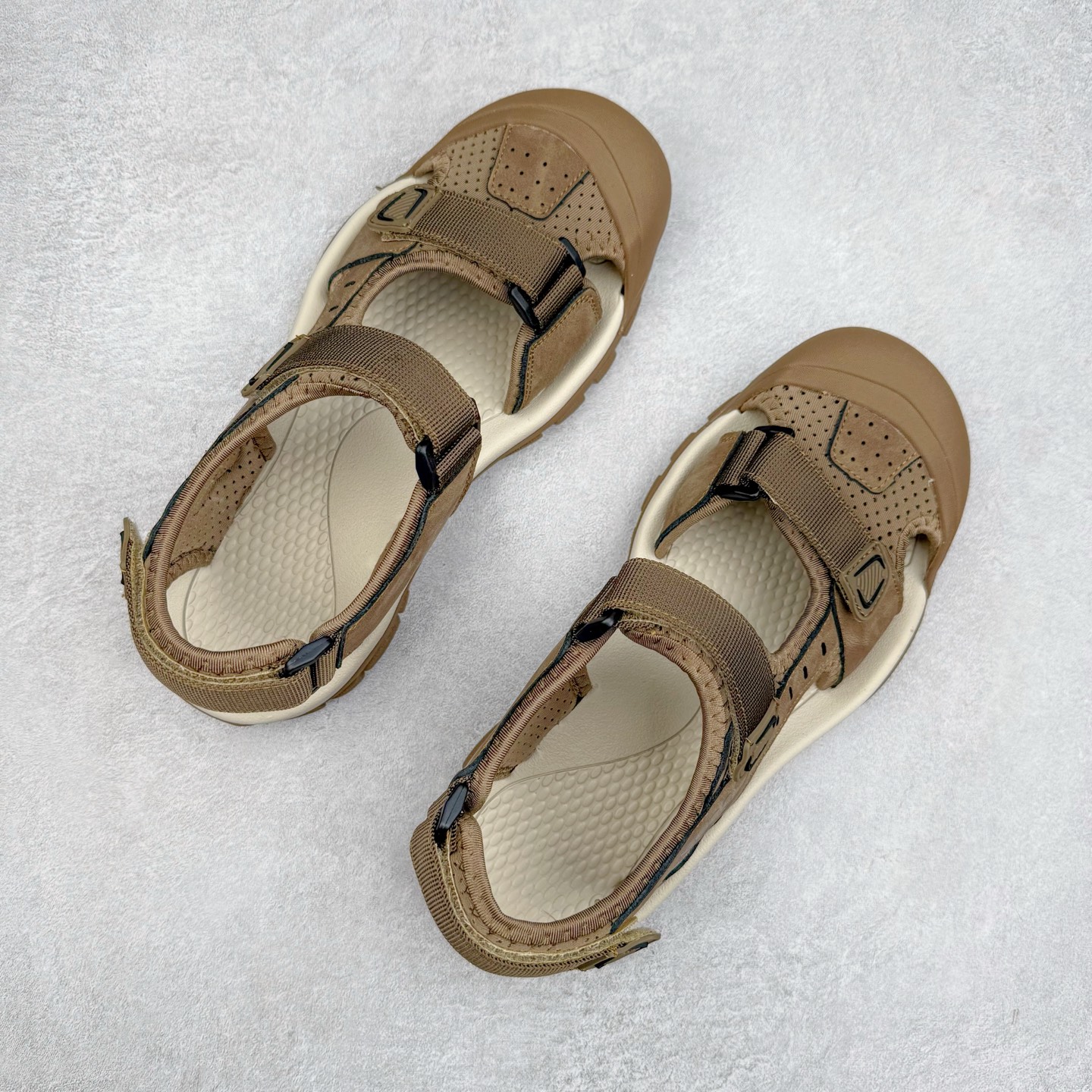 图片[3]-ECCO爱步运动男士凉鞋 舒适防滑魔术贴夏季包头凉鞋 全速系列 甄选牛皮鞋面 细腻亲肤清爽 多种拼接设计 时尚有型 潮流穿搭 粘条设计 操作简单，舒适合脚穿脱方便 舒适内里材质，细腻贴脚 亲肤舒适不伤脚 搭配柔软鞋垫 有效缓压 橡胶大底，简约不简单 在不同环境下，都能提供优秀的抓地力和耐损效果 潮弄风尚 不羁腔调 尺码：38 39 40 41 42 43 44 45（皮鞋码）-选品中心