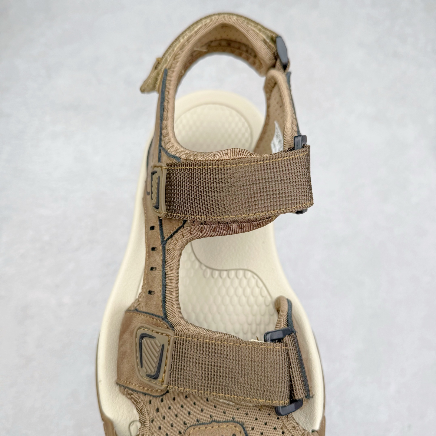 图片[5]-ECCO爱步运动男士凉鞋 舒适防滑魔术贴夏季包头凉鞋 全速系列 甄选牛皮鞋面 细腻亲肤清爽 多种拼接设计 时尚有型 潮流穿搭 粘条设计 操作简单，舒适合脚穿脱方便 舒适内里材质，细腻贴脚 亲肤舒适不伤脚 搭配柔软鞋垫 有效缓压 橡胶大底，简约不简单 在不同环境下，都能提供优秀的抓地力和耐损效果 潮弄风尚 不羁腔调 尺码：38 39 40 41 42 43 44 45（皮鞋码）-选品中心