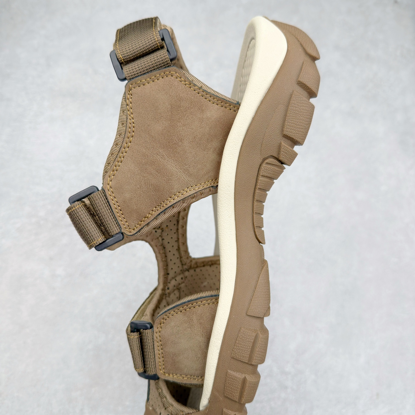 图片[7]-ECCO爱步运动男士凉鞋 舒适防滑魔术贴夏季包头凉鞋 全速系列 甄选牛皮鞋面 细腻亲肤清爽 多种拼接设计 时尚有型 潮流穿搭 粘条设计 操作简单，舒适合脚穿脱方便 舒适内里材质，细腻贴脚 亲肤舒适不伤脚 搭配柔软鞋垫 有效缓压 橡胶大底，简约不简单 在不同环境下，都能提供优秀的抓地力和耐损效果 潮弄风尚 不羁腔调 尺码：38 39 40 41 42 43 44 45（皮鞋码）-选品中心