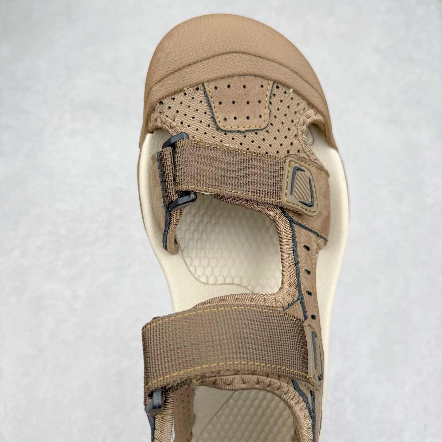 图片[4]-ECCO爱步运动男士凉鞋 舒适防滑魔术贴夏季包头凉鞋 全速系列 甄选牛皮鞋面 细腻亲肤清爽 多种拼接设计 时尚有型 潮流穿搭 粘条设计 操作简单，舒适合脚穿脱方便 舒适内里材质，细腻贴脚 亲肤舒适不伤脚 搭配柔软鞋垫 有效缓压 橡胶大底，简约不简单 在不同环境下，都能提供优秀的抓地力和耐损效果 潮弄风尚 不羁腔调 尺码：38 39 40 41 42 43 44 45（皮鞋码）-选品中心