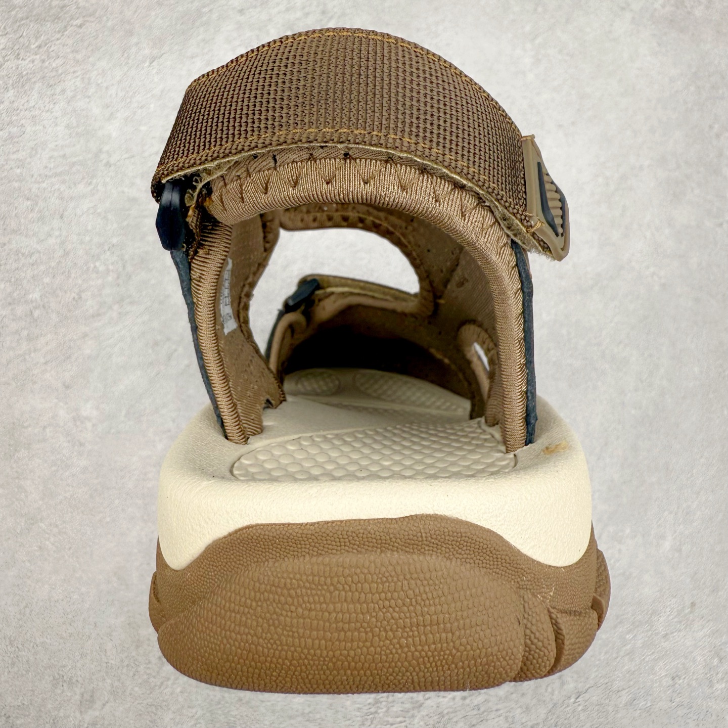 图片[8]-ECCO爱步运动男士凉鞋 舒适防滑魔术贴夏季包头凉鞋 全速系列 甄选牛皮鞋面 细腻亲肤清爽 多种拼接设计 时尚有型 潮流穿搭 粘条设计 操作简单，舒适合脚穿脱方便 舒适内里材质，细腻贴脚 亲肤舒适不伤脚 搭配柔软鞋垫 有效缓压 橡胶大底，简约不简单 在不同环境下，都能提供优秀的抓地力和耐损效果 潮弄风尚 不羁腔调 尺码：38 39 40 41 42 43 44 45（皮鞋码）-选品中心