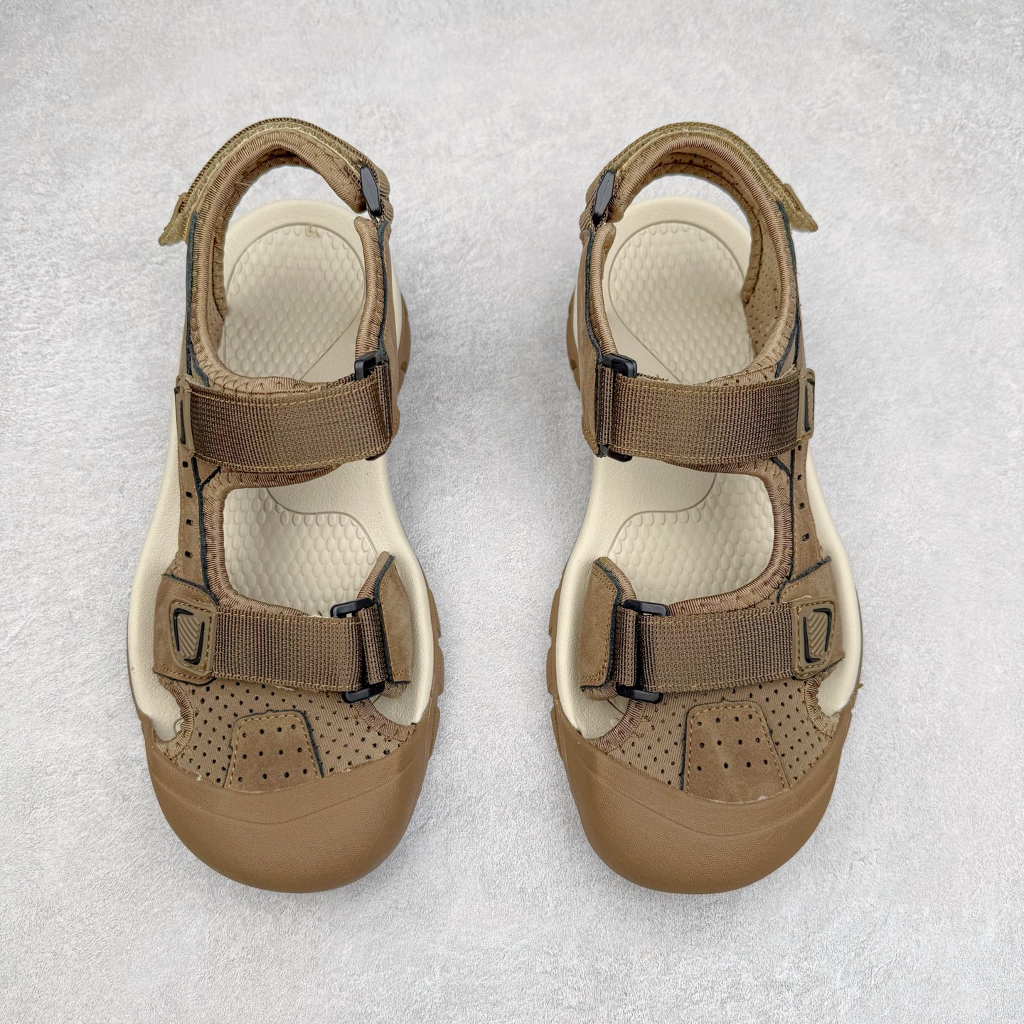 图片[2]-ECCO爱步运动男士凉鞋 舒适防滑魔术贴夏季包头凉鞋 全速系列 甄选牛皮鞋面 细腻亲肤清爽 多种拼接设计 时尚有型 潮流穿搭 粘条设计 操作简单，舒适合脚穿脱方便 舒适内里材质，细腻贴脚 亲肤舒适不伤脚 搭配柔软鞋垫 有效缓压 橡胶大底，简约不简单 在不同环境下，都能提供优秀的抓地力和耐损效果 潮弄风尚 不羁腔调 尺码：38 39 40 41 42 43 44 45（皮鞋码）-选品中心