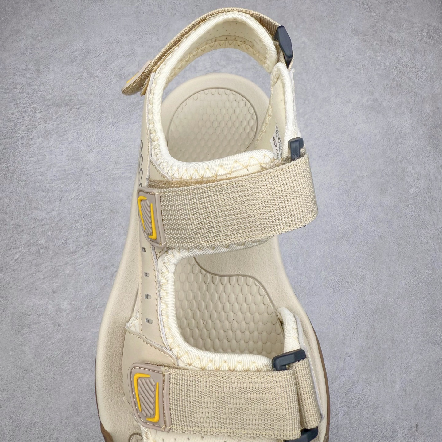 图片[5]-ECCO爱步运动男士凉鞋 舒适防滑魔术贴夏季包头凉鞋 全速系列 甄选牛皮鞋面 细腻亲肤清爽 多种拼接设计 时尚有型 潮流穿搭 粘条设计 操作简单，舒适合脚穿脱方便 舒适内里材质，细腻贴脚 亲肤舒适不伤脚 搭配柔软鞋垫 有效缓压 橡胶大底，简约不简单 在不同环境下，都能提供优秀的抓地力和耐损效果 潮弄风尚 不羁腔调 尺码：38 39 40 41 42 43 44 45（皮鞋码）-选品中心