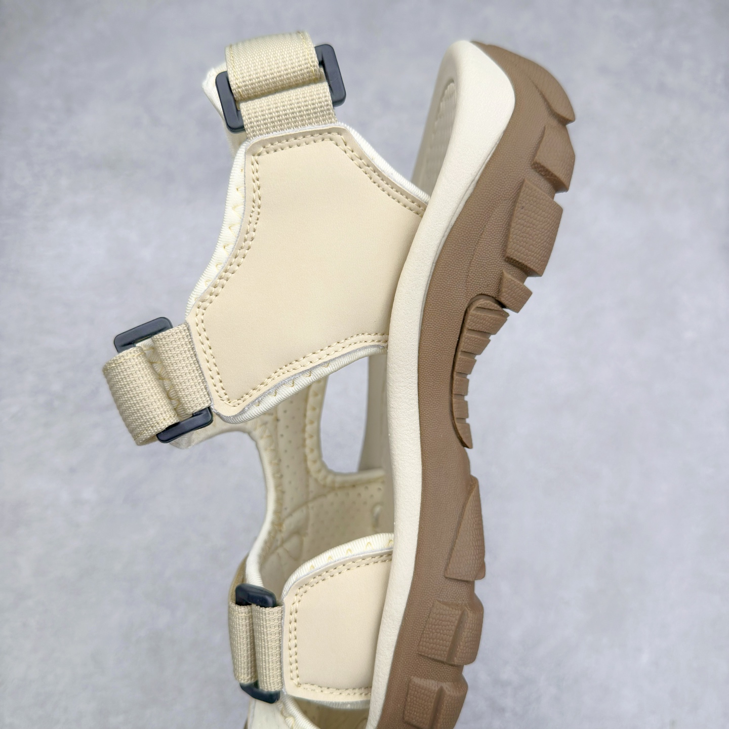 图片[7]-ECCO爱步运动男士凉鞋 舒适防滑魔术贴夏季包头凉鞋 全速系列 甄选牛皮鞋面 细腻亲肤清爽 多种拼接设计 时尚有型 潮流穿搭 粘条设计 操作简单，舒适合脚穿脱方便 舒适内里材质，细腻贴脚 亲肤舒适不伤脚 搭配柔软鞋垫 有效缓压 橡胶大底，简约不简单 在不同环境下，都能提供优秀的抓地力和耐损效果 潮弄风尚 不羁腔调 尺码：38 39 40 41 42 43 44 45（皮鞋码）-选品中心