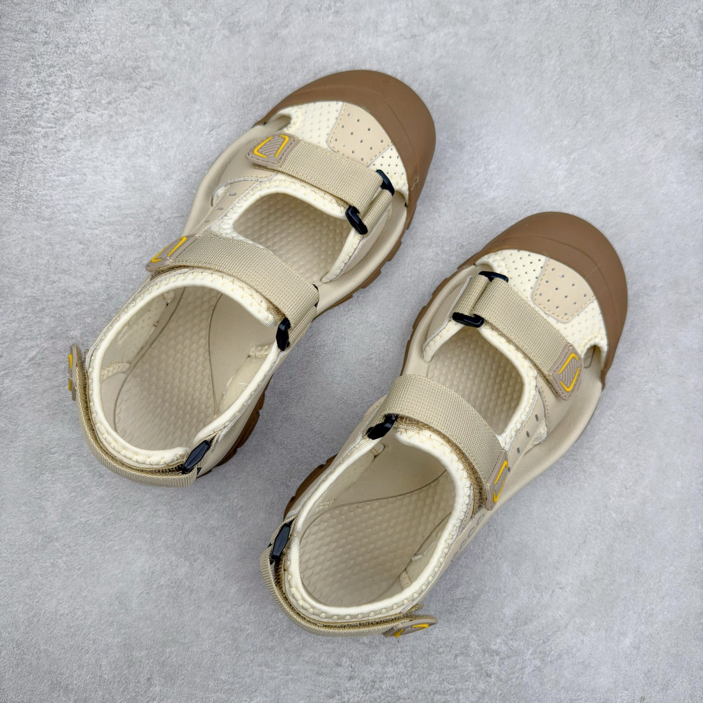 图片[3]-ECCO爱步运动男士凉鞋 舒适防滑魔术贴夏季包头凉鞋 全速系列 甄选牛皮鞋面 细腻亲肤清爽 多种拼接设计 时尚有型 潮流穿搭 粘条设计 操作简单，舒适合脚穿脱方便 舒适内里材质，细腻贴脚 亲肤舒适不伤脚 搭配柔软鞋垫 有效缓压 橡胶大底，简约不简单 在不同环境下，都能提供优秀的抓地力和耐损效果 潮弄风尚 不羁腔调 尺码：38 39 40 41 42 43 44 45（皮鞋码）-选品中心