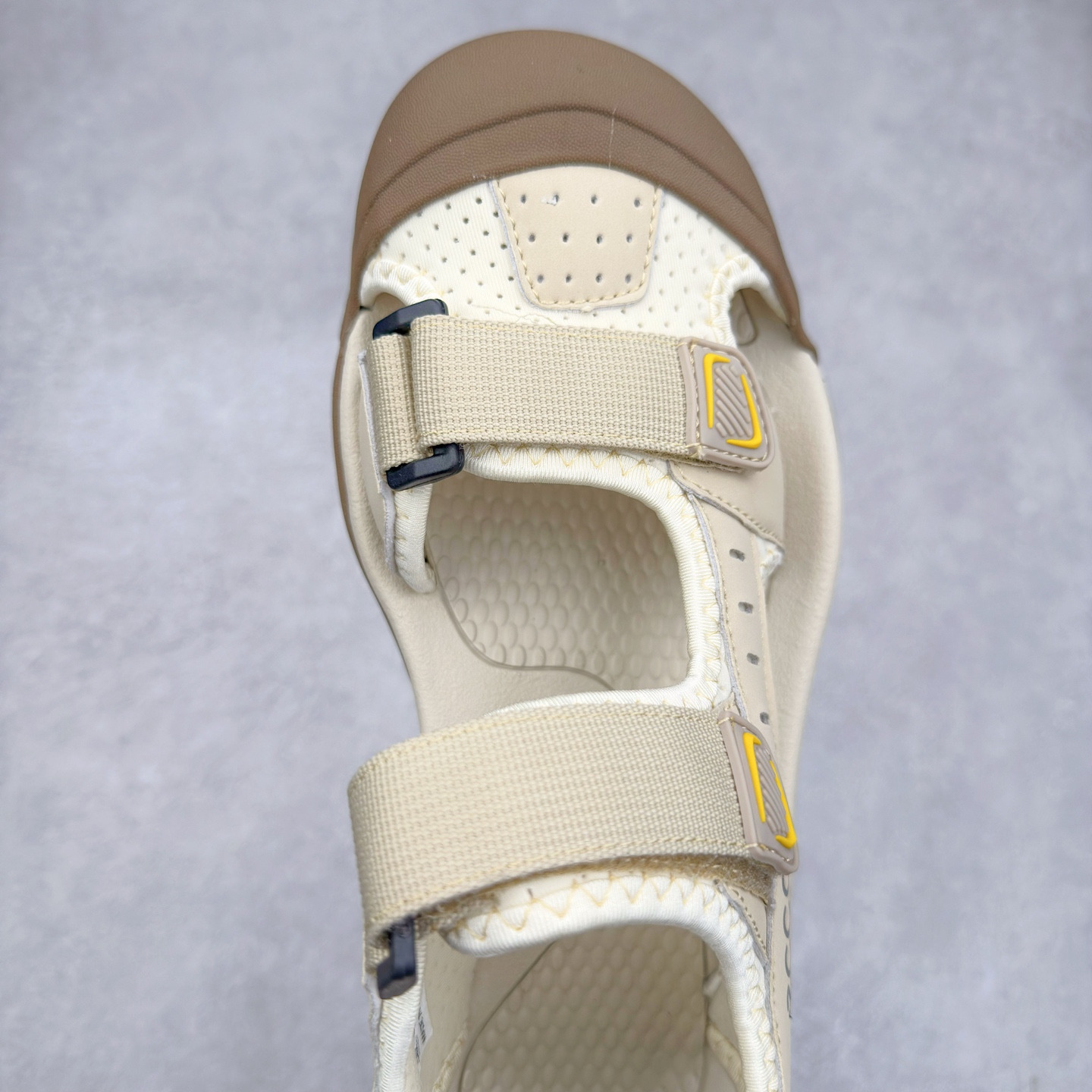 图片[4]-ECCO爱步运动男士凉鞋 舒适防滑魔术贴夏季包头凉鞋 全速系列 甄选牛皮鞋面 细腻亲肤清爽 多种拼接设计 时尚有型 潮流穿搭 粘条设计 操作简单，舒适合脚穿脱方便 舒适内里材质，细腻贴脚 亲肤舒适不伤脚 搭配柔软鞋垫 有效缓压 橡胶大底，简约不简单 在不同环境下，都能提供优秀的抓地力和耐损效果 潮弄风尚 不羁腔调 尺码：38 39 40 41 42 43 44 45（皮鞋码）-选品中心