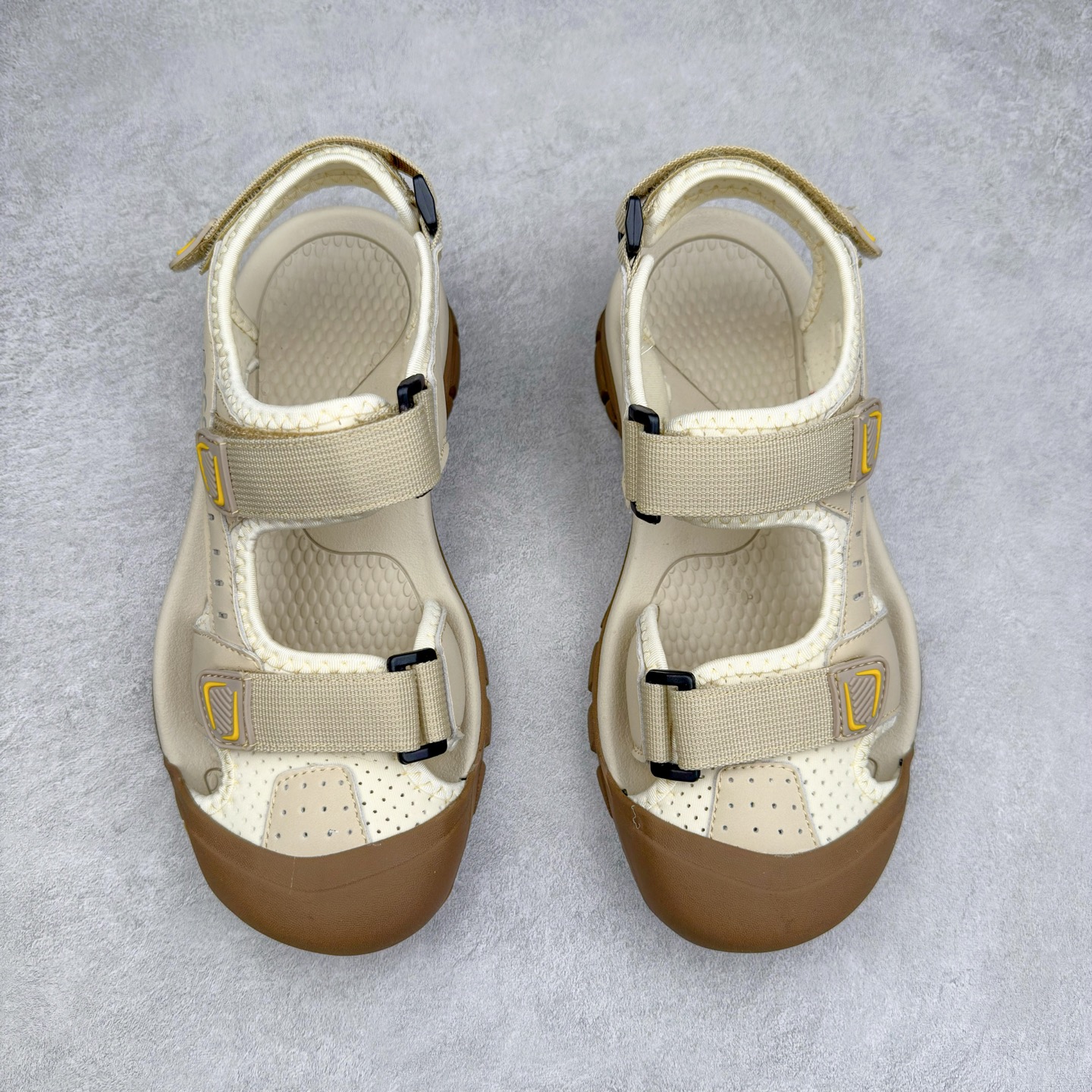 图片[2]-ECCO爱步运动男士凉鞋 舒适防滑魔术贴夏季包头凉鞋 全速系列 甄选牛皮鞋面 细腻亲肤清爽 多种拼接设计 时尚有型 潮流穿搭 粘条设计 操作简单，舒适合脚穿脱方便 舒适内里材质，细腻贴脚 亲肤舒适不伤脚 搭配柔软鞋垫 有效缓压 橡胶大底，简约不简单 在不同环境下，都能提供优秀的抓地力和耐损效果 潮弄风尚 不羁腔调 尺码：38 39 40 41 42 43 44 45（皮鞋码）-选品中心