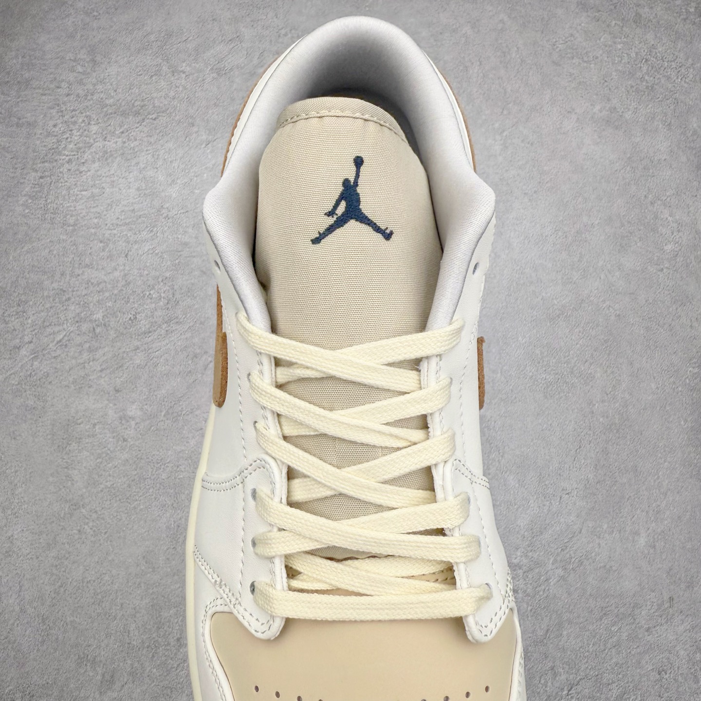 图片[5]-＃K版 Air Jordan AJ1 Low 低帮 白棕 IB8855-121 全新流水线出品 DT版本唯一平替选择 市场第二梯队最强版 全部原鞋开发 原楦原纸板开发 全鞋电脑针车 原厂内置全掌气垫 原盒内在原标 唯一Zp原版鞋带绑法 免检产品 全新2022版型 全头层皮料 完美零毛边处理 原厂配置全掌气垫 价格定位良心 几十个配色陆续出货 实拍调校N版已经零色差零失真 百分百还原实物色彩所见即所得 不存在货不对板色差等低级问题 选购参考实物拍摄 不混卖不参货 只用心做好货严格选品 承诺混一赔十 尺码：36 36.5 37.5 38 38.5 39 40 40.5 41 42 42.5 43 44 44.5 45-选品中心