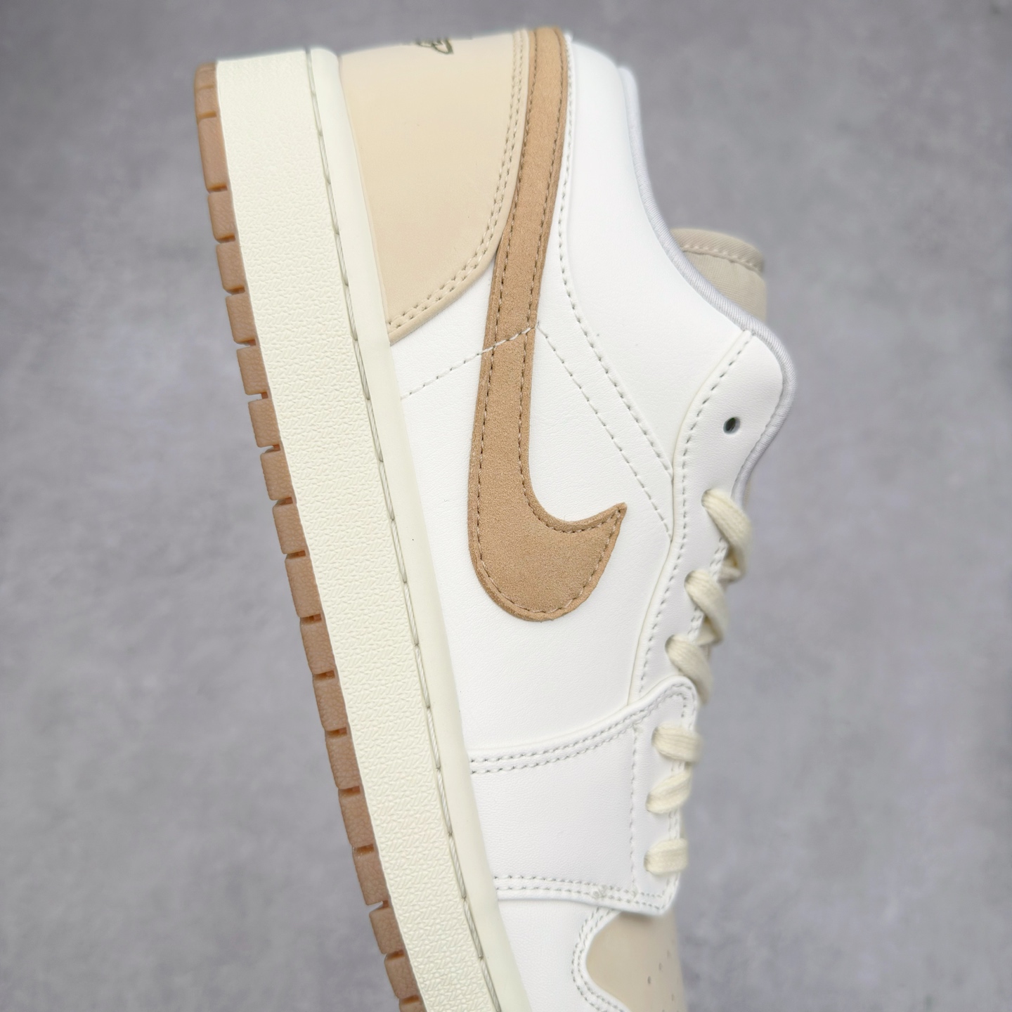 图片[6]-＃K版 Air Jordan AJ1 Low 低帮 白棕 IB8855-121 全新流水线出品 DT版本唯一平替选择 市场第二梯队最强版 全部原鞋开发 原楦原纸板开发 全鞋电脑针车 原厂内置全掌气垫 原盒内在原标 唯一Zp原版鞋带绑法 免检产品 全新2022版型 全头层皮料 完美零毛边处理 原厂配置全掌气垫 价格定位良心 几十个配色陆续出货 实拍调校N版已经零色差零失真 百分百还原实物色彩所见即所得 不存在货不对板色差等低级问题 选购参考实物拍摄 不混卖不参货 只用心做好货严格选品 承诺混一赔十 尺码：36 36.5 37.5 38 38.5 39 40 40.5 41 42 42.5 43 44 44.5 45-选品中心