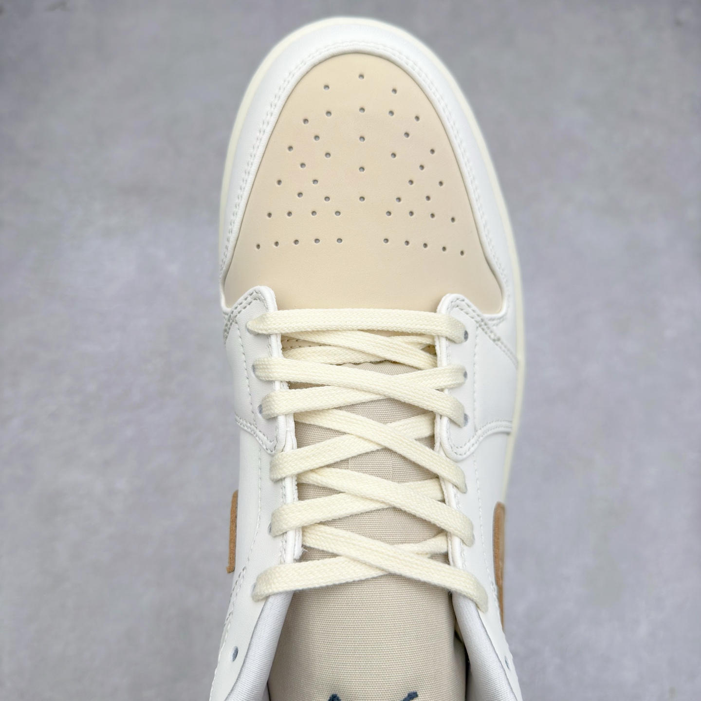 图片[4]-＃K版 Air Jordan AJ1 Low 低帮 白棕 IB8855-121 全新流水线出品 DT版本唯一平替选择 市场第二梯队最强版 全部原鞋开发 原楦原纸板开发 全鞋电脑针车 原厂内置全掌气垫 原盒内在原标 唯一Zp原版鞋带绑法 免检产品 全新2022版型 全头层皮料 完美零毛边处理 原厂配置全掌气垫 价格定位良心 几十个配色陆续出货 实拍调校N版已经零色差零失真 百分百还原实物色彩所见即所得 不存在货不对板色差等低级问题 选购参考实物拍摄 不混卖不参货 只用心做好货严格选品 承诺混一赔十 尺码：36 36.5 37.5 38 38.5 39 40 40.5 41 42 42.5 43 44 44.5 45-选品中心
