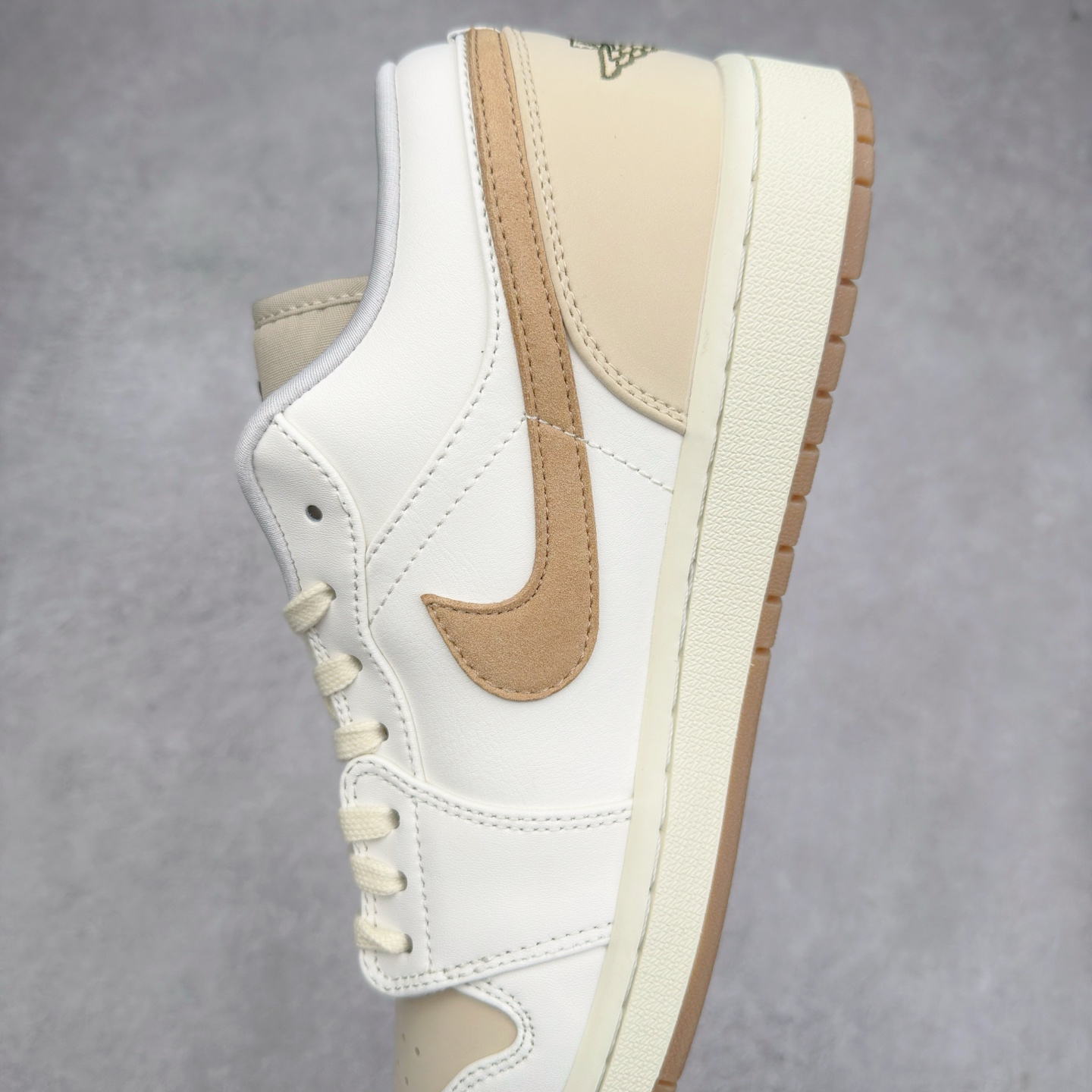 图片[7]-＃K版 Air Jordan AJ1 Low 低帮 白棕 IB8855-121 全新流水线出品 DT版本唯一平替选择 市场第二梯队最强版 全部原鞋开发 原楦原纸板开发 全鞋电脑针车 原厂内置全掌气垫 原盒内在原标 唯一Zp原版鞋带绑法 免检产品 全新2022版型 全头层皮料 完美零毛边处理 原厂配置全掌气垫 价格定位良心 几十个配色陆续出货 实拍调校N版已经零色差零失真 百分百还原实物色彩所见即所得 不存在货不对板色差等低级问题 选购参考实物拍摄 不混卖不参货 只用心做好货严格选品 承诺混一赔十 尺码：36 36.5 37.5 38 38.5 39 40 40.5 41 42 42.5 43 44 44.5 45-选品中心