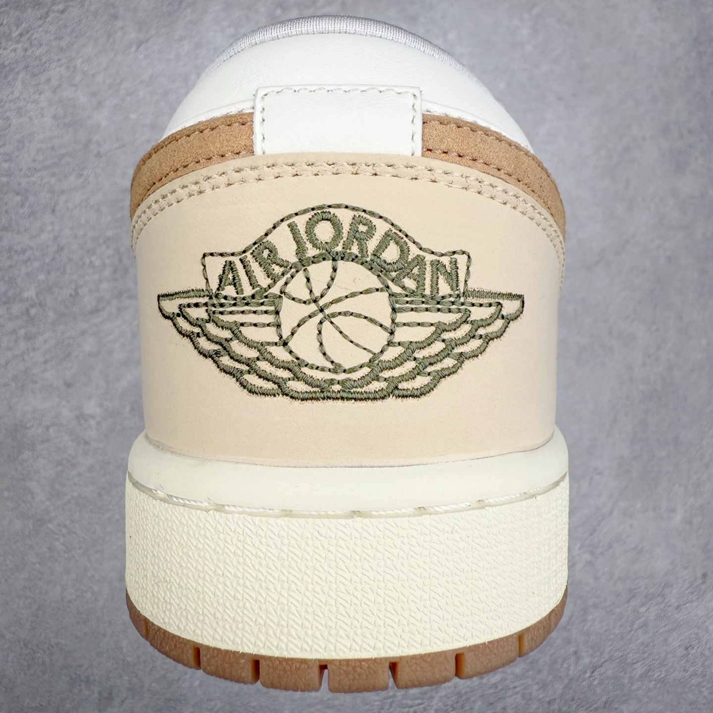 图片[8]-＃K版 Air Jordan AJ1 Low 低帮 白棕 IB8855-121 全新流水线出品 DT版本唯一平替选择 市场第二梯队最强版 全部原鞋开发 原楦原纸板开发 全鞋电脑针车 原厂内置全掌气垫 原盒内在原标 唯一Zp原版鞋带绑法 免检产品 全新2022版型 全头层皮料 完美零毛边处理 原厂配置全掌气垫 价格定位良心 几十个配色陆续出货 实拍调校N版已经零色差零失真 百分百还原实物色彩所见即所得 不存在货不对板色差等低级问题 选购参考实物拍摄 不混卖不参货 只用心做好货严格选品 承诺混一赔十 尺码：36 36.5 37.5 38 38.5 39 40 40.5 41 42 42.5 43 44 44.5 45-选品中心