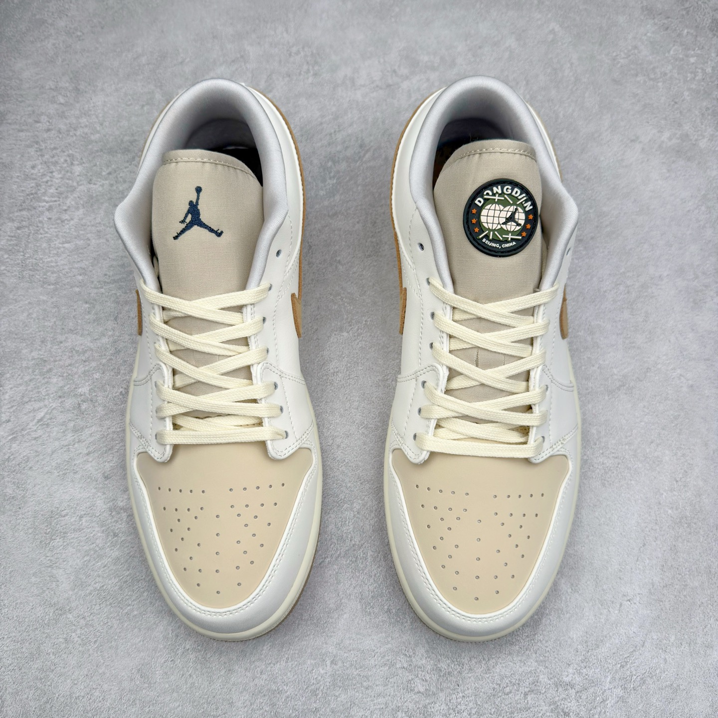 图片[2]-＃K版 Air Jordan AJ1 Low 低帮 白棕 IB8855-121 全新流水线出品 DT版本唯一平替选择 市场第二梯队最强版 全部原鞋开发 原楦原纸板开发 全鞋电脑针车 原厂内置全掌气垫 原盒内在原标 唯一Zp原版鞋带绑法 免检产品 全新2022版型 全头层皮料 完美零毛边处理 原厂配置全掌气垫 价格定位良心 几十个配色陆续出货 实拍调校N版已经零色差零失真 百分百还原实物色彩所见即所得 不存在货不对板色差等低级问题 选购参考实物拍摄 不混卖不参货 只用心做好货严格选品 承诺混一赔十 尺码：36 36.5 37.5 38 38.5 39 40 40.5 41 42 42.5 43 44 44.5 45-选品中心