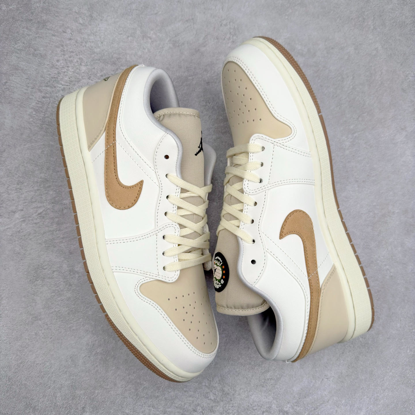 图片[3]-＃K版 Air Jordan AJ1 Low 低帮 白棕 IB8855-121 全新流水线出品 DT版本唯一平替选择 市场第二梯队最强版 全部原鞋开发 原楦原纸板开发 全鞋电脑针车 原厂内置全掌气垫 原盒内在原标 唯一Zp原版鞋带绑法 免检产品 全新2022版型 全头层皮料 完美零毛边处理 原厂配置全掌气垫 价格定位良心 几十个配色陆续出货 实拍调校N版已经零色差零失真 百分百还原实物色彩所见即所得 不存在货不对板色差等低级问题 选购参考实物拍摄 不混卖不参货 只用心做好货严格选品 承诺混一赔十 尺码：36 36.5 37.5 38 38.5 39 40 40.5 41 42 42.5 43 44 44.5 45-选品中心