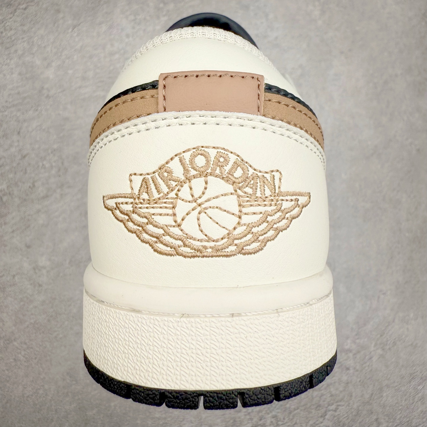 图片[8]-＃K版 Air Jordan AJ1 Low 低帮 白黑金钩 IH0649-021 全新流水线出品 DT版本唯一平替选择 市场第二梯队最强版 全部原鞋开发 原楦原纸板开发 全鞋电脑针车 原厂内置全掌气垫 原盒内在原标 唯一Zp原版鞋带绑法 免检产品 全新2022版型 全头层皮料 完美零毛边处理 原厂配置全掌气垫 价格定位良心 几十个配色陆续出货 实拍调校N版已经零色差零失真 百分百还原实物色彩所见即所得 不存在货不对板色差等低级问题 选购参考实物拍摄 不混卖不参货 只用心做好货严格选品 承诺混一赔十 尺码：36 36.5 37.5 38 38.5 39 40 40.5 41 42 42.5 43 44 44.5 45-选品中心