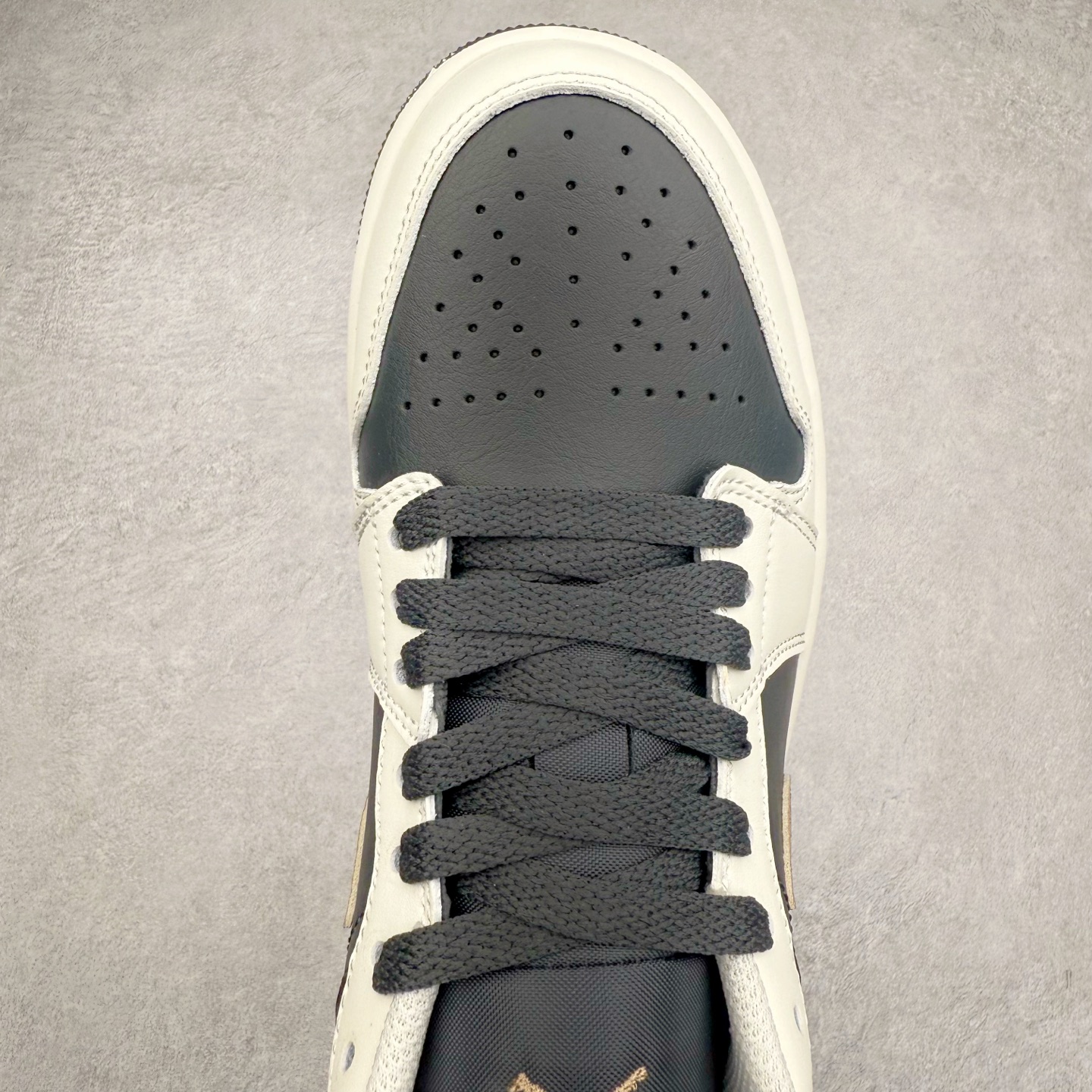 图片[4]-＃K版 Air Jordan AJ1 Low 低帮 白黑金钩 IH0649-021 全新流水线出品 DT版本唯一平替选择 市场第二梯队最强版 全部原鞋开发 原楦原纸板开发 全鞋电脑针车 原厂内置全掌气垫 原盒内在原标 唯一Zp原版鞋带绑法 免检产品 全新2022版型 全头层皮料 完美零毛边处理 原厂配置全掌气垫 价格定位良心 几十个配色陆续出货 实拍调校N版已经零色差零失真 百分百还原实物色彩所见即所得 不存在货不对板色差等低级问题 选购参考实物拍摄 不混卖不参货 只用心做好货严格选品 承诺混一赔十 尺码：36 36.5 37.5 38 38.5 39 40 40.5 41 42 42.5 43 44 44.5 45-选品中心