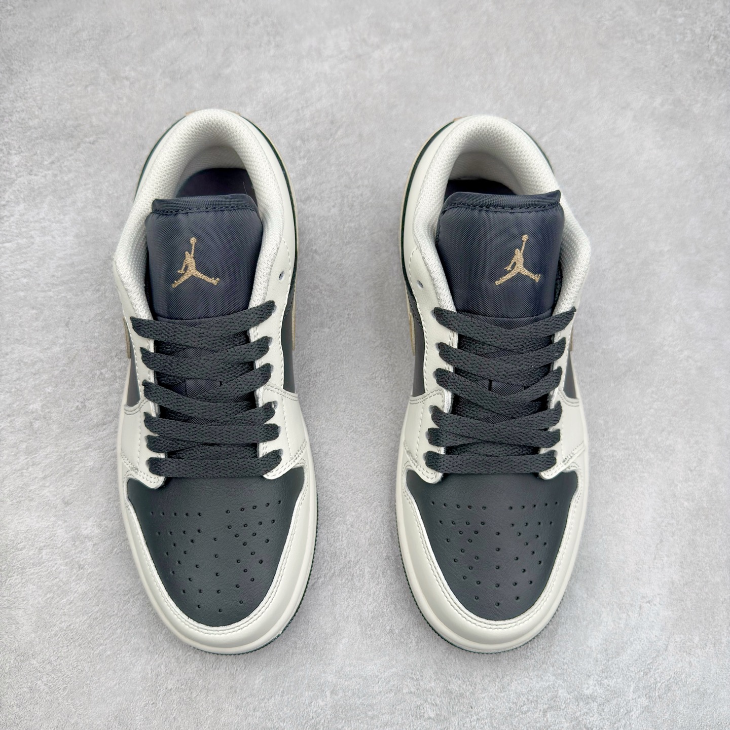 图片[2]-＃K版 Air Jordan AJ1 Low 低帮 白黑金钩 IH0649-021 全新流水线出品 DT版本唯一平替选择 市场第二梯队最强版 全部原鞋开发 原楦原纸板开发 全鞋电脑针车 原厂内置全掌气垫 原盒内在原标 唯一Zp原版鞋带绑法 免检产品 全新2022版型 全头层皮料 完美零毛边处理 原厂配置全掌气垫 价格定位良心 几十个配色陆续出货 实拍调校N版已经零色差零失真 百分百还原实物色彩所见即所得 不存在货不对板色差等低级问题 选购参考实物拍摄 不混卖不参货 只用心做好货严格选品 承诺混一赔十 尺码：36 36.5 37.5 38 38.5 39 40 40.5 41 42 42.5 43 44 44.5 45-选品中心