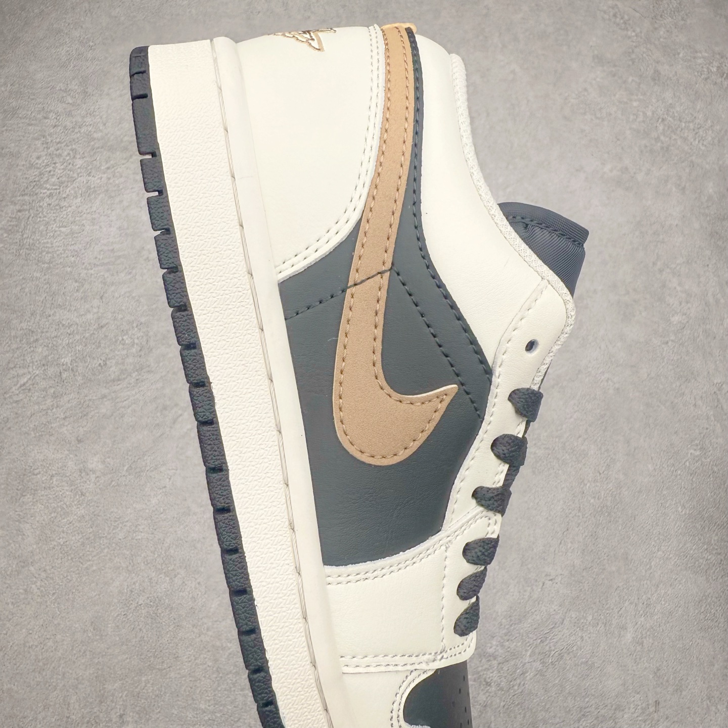 图片[6]-＃K版 Air Jordan AJ1 Low 低帮 白黑金钩 IH0649-021 全新流水线出品 DT版本唯一平替选择 市场第二梯队最强版 全部原鞋开发 原楦原纸板开发 全鞋电脑针车 原厂内置全掌气垫 原盒内在原标 唯一Zp原版鞋带绑法 免检产品 全新2022版型 全头层皮料 完美零毛边处理 原厂配置全掌气垫 价格定位良心 几十个配色陆续出货 实拍调校N版已经零色差零失真 百分百还原实物色彩所见即所得 不存在货不对板色差等低级问题 选购参考实物拍摄 不混卖不参货 只用心做好货严格选品 承诺混一赔十 尺码：36 36.5 37.5 38 38.5 39 40 40.5 41 42 42.5 43 44 44.5 45-选品中心