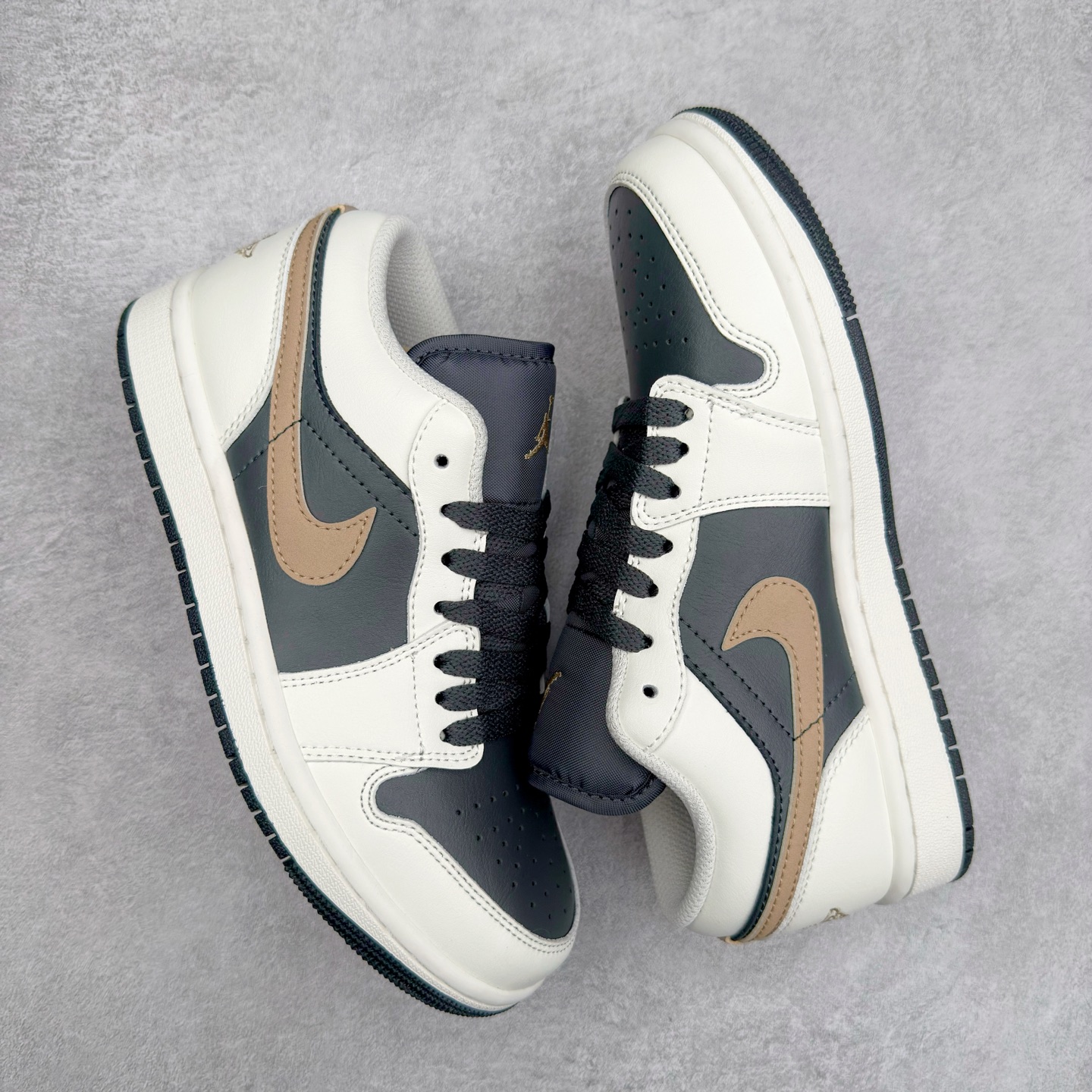 图片[3]-＃K版 Air Jordan AJ1 Low 低帮 白黑金钩 IH0649-021 全新流水线出品 DT版本唯一平替选择 市场第二梯队最强版 全部原鞋开发 原楦原纸板开发 全鞋电脑针车 原厂内置全掌气垫 原盒内在原标 唯一Zp原版鞋带绑法 免检产品 全新2022版型 全头层皮料 完美零毛边处理 原厂配置全掌气垫 价格定位良心 几十个配色陆续出货 实拍调校N版已经零色差零失真 百分百还原实物色彩所见即所得 不存在货不对板色差等低级问题 选购参考实物拍摄 不混卖不参货 只用心做好货严格选品 承诺混一赔十 尺码：36 36.5 37.5 38 38.5 39 40 40.5 41 42 42.5 43 44 44.5 45-选品中心