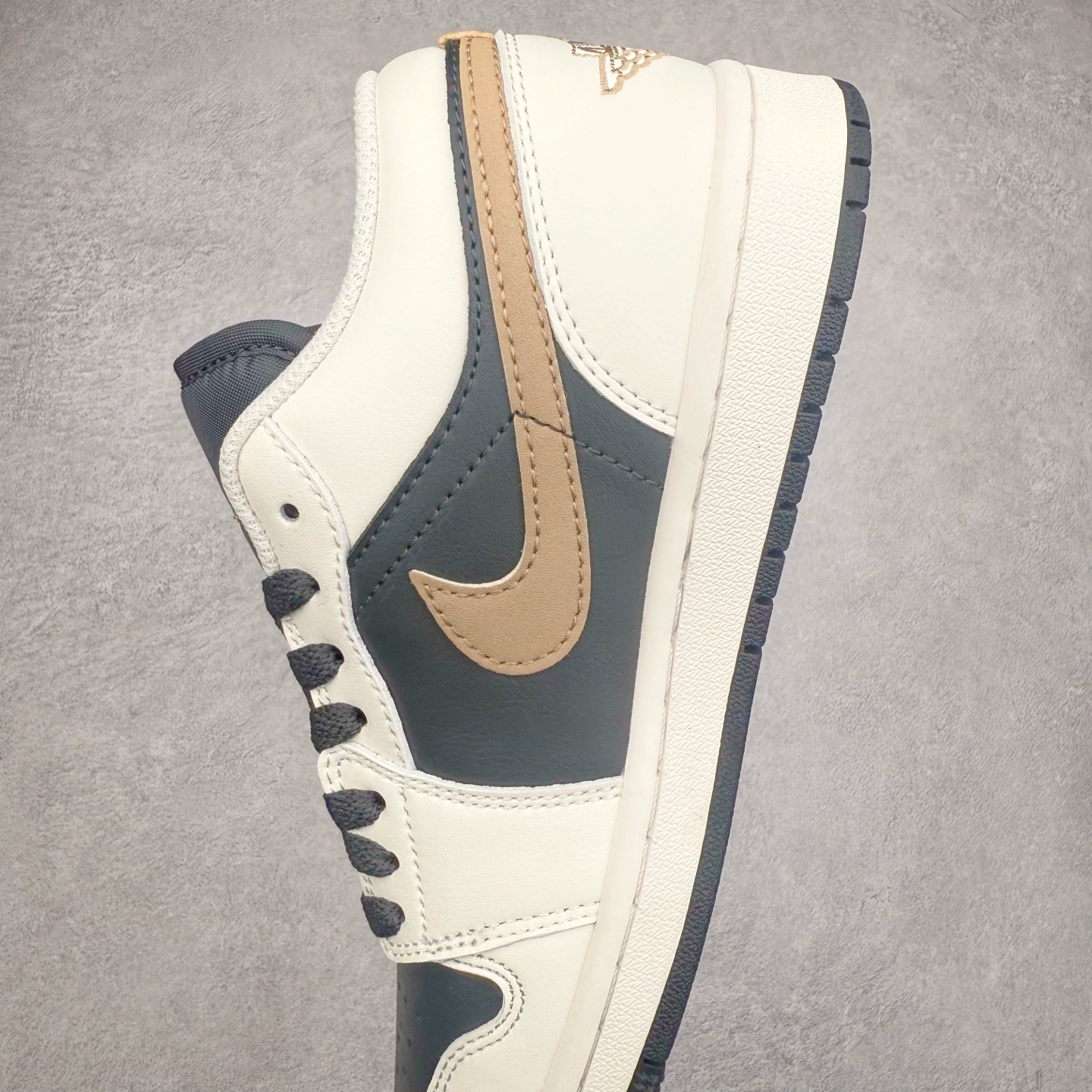 图片[7]-＃K版 Air Jordan AJ1 Low 低帮 白黑金钩 IH0649-021 全新流水线出品 DT版本唯一平替选择 市场第二梯队最强版 全部原鞋开发 原楦原纸板开发 全鞋电脑针车 原厂内置全掌气垫 原盒内在原标 唯一Zp原版鞋带绑法 免检产品 全新2022版型 全头层皮料 完美零毛边处理 原厂配置全掌气垫 价格定位良心 几十个配色陆续出货 实拍调校N版已经零色差零失真 百分百还原实物色彩所见即所得 不存在货不对板色差等低级问题 选购参考实物拍摄 不混卖不参货 只用心做好货严格选品 承诺混一赔十 尺码：36 36.5 37.5 38 38.5 39 40 40.5 41 42 42.5 43 44 44.5 45-选品中心