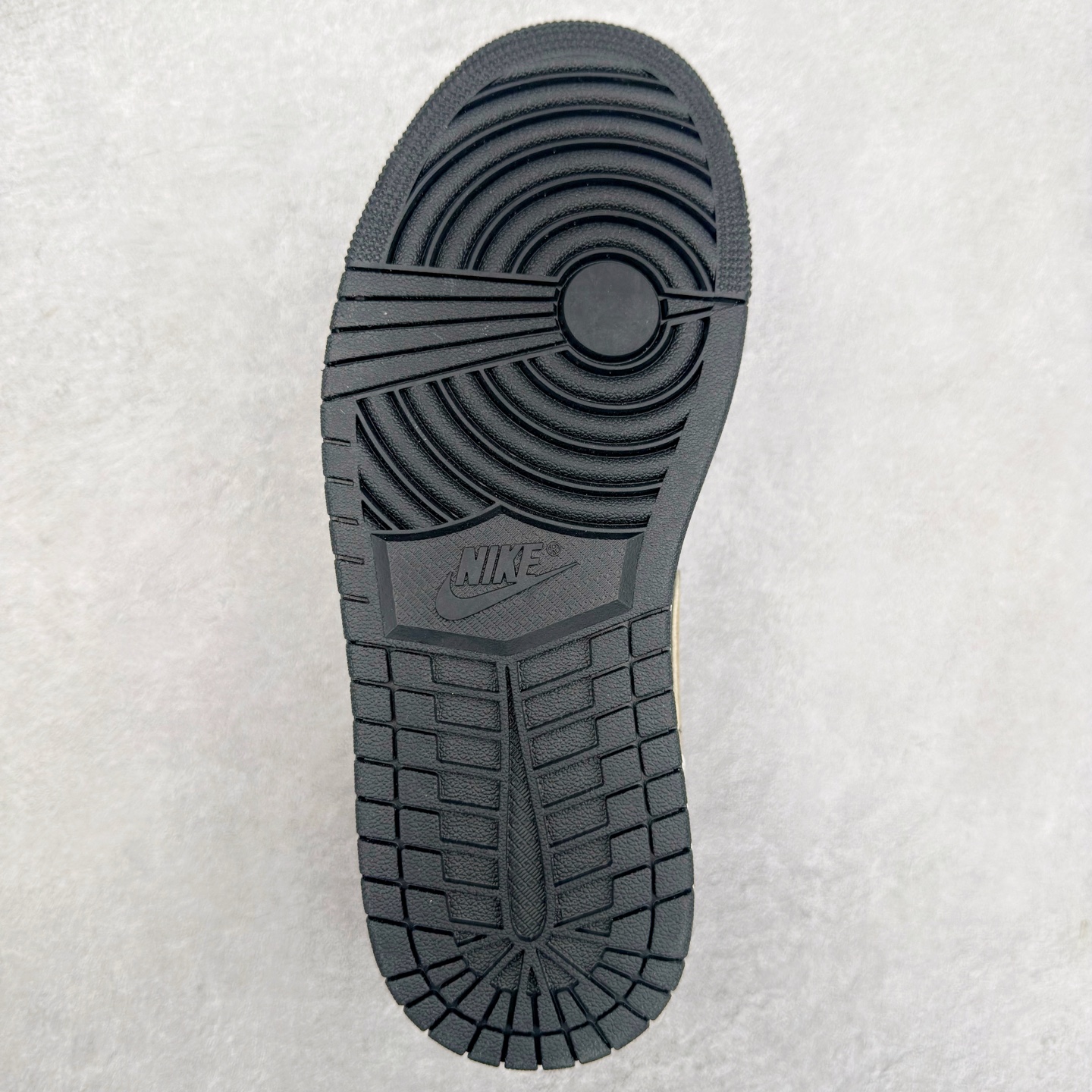 图片[9]-＃K版 Air Jordan AJ1 Low 低帮 白黑金钩 IH0649-021 全新流水线出品 DT版本唯一平替选择 市场第二梯队最强版 全部原鞋开发 原楦原纸板开发 全鞋电脑针车 原厂内置全掌气垫 原盒内在原标 唯一Zp原版鞋带绑法 免检产品 全新2022版型 全头层皮料 完美零毛边处理 原厂配置全掌气垫 价格定位良心 几十个配色陆续出货 实拍调校N版已经零色差零失真 百分百还原实物色彩所见即所得 不存在货不对板色差等低级问题 选购参考实物拍摄 不混卖不参货 只用心做好货严格选品 承诺混一赔十 尺码：36 36.5 37.5 38 38.5 39 40 40.5 41 42 42.5 43 44 44.5 45-选品中心