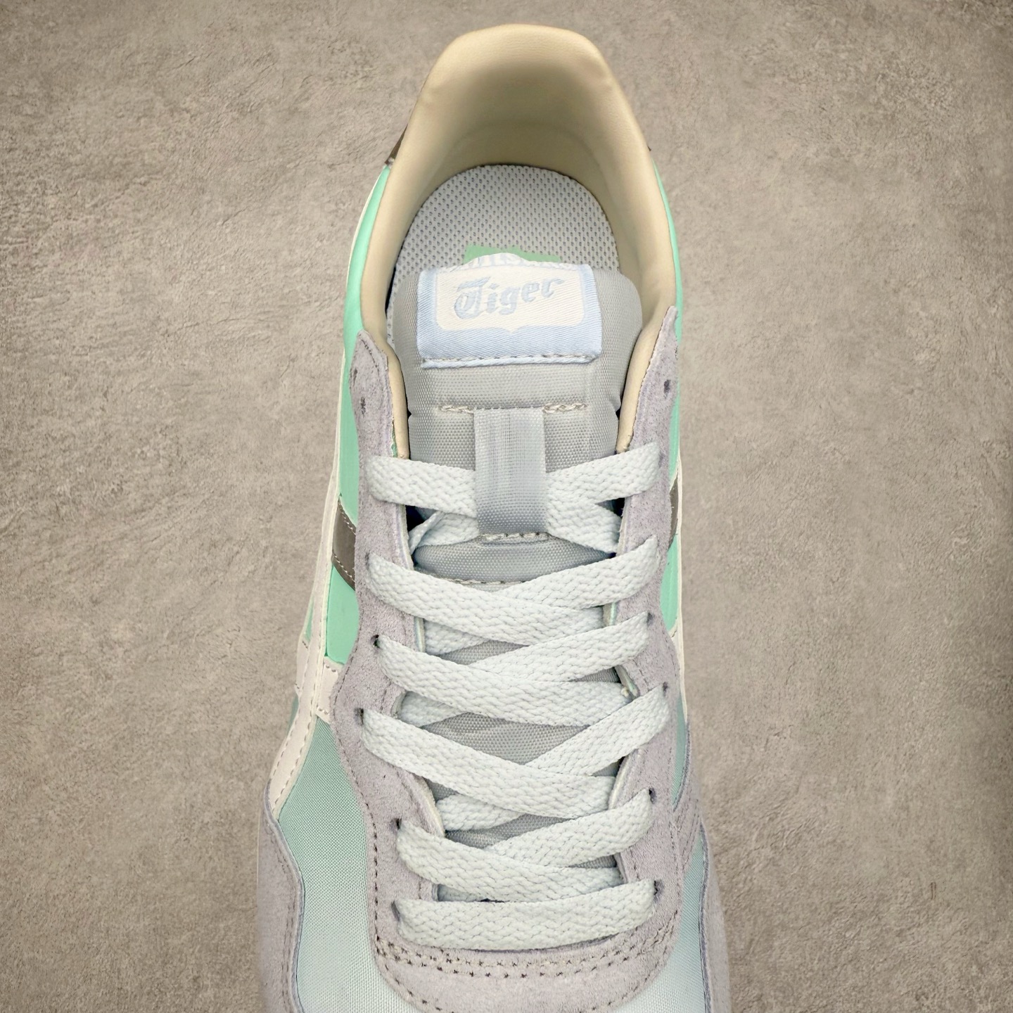 图片[5]-Onitsuka 鬼冢虎 Serrano系列 潮流舒适轻便生活休闲鞋 上架实拍鞋面采用翻毛皮和牛津布面设计制作，透气性好，包裹感很强。鞋底采用防滑耐磨橡胶大底，脚感轻便舒适。鞋掌做了加宽处理，穿着更加舒适。尺码：36 37 37.5 38 39 39.5 40 40.5 41.5 42 42.5 43.5 44 45-选品中心