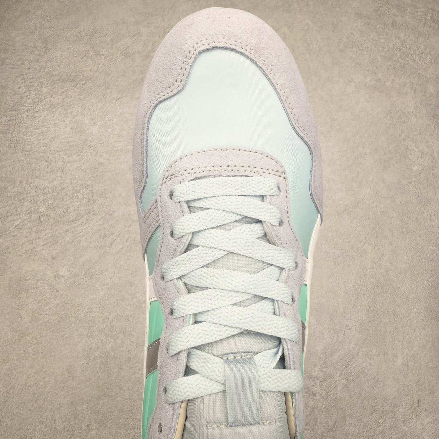 图片[4]-Onitsuka 鬼冢虎 Serrano系列 潮流舒适轻便生活休闲鞋 上架实拍鞋面采用翻毛皮和牛津布面设计制作，透气性好，包裹感很强。鞋底采用防滑耐磨橡胶大底，脚感轻便舒适。鞋掌做了加宽处理，穿着更加舒适。尺码：36 37 37.5 38 39 39.5 40 40.5 41.5 42 42.5 43.5 44 45-选品中心