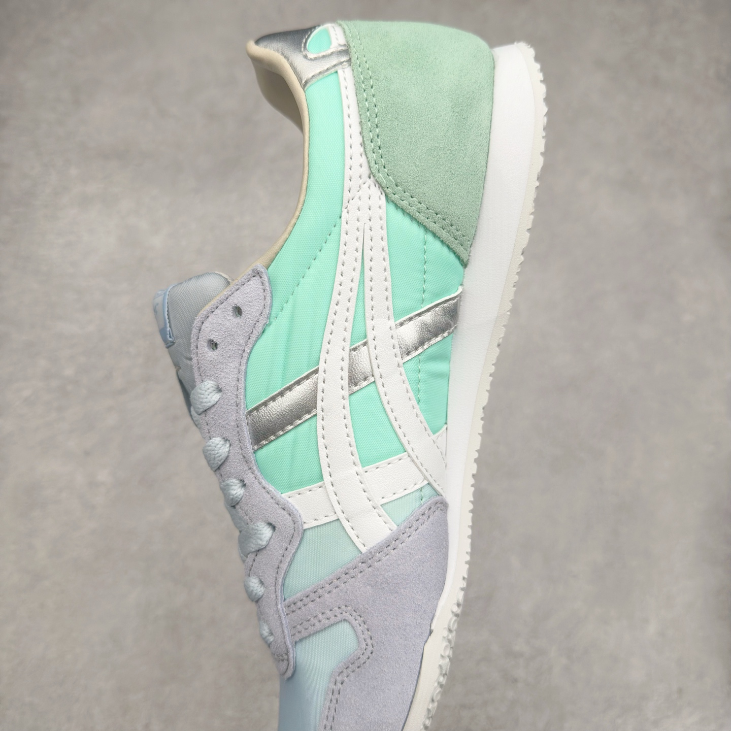 图片[7]-Onitsuka 鬼冢虎 Serrano系列 潮流舒适轻便生活休闲鞋 上架实拍鞋面采用翻毛皮和牛津布面设计制作，透气性好，包裹感很强。鞋底采用防滑耐磨橡胶大底，脚感轻便舒适。鞋掌做了加宽处理，穿着更加舒适。尺码：36 37 37.5 38 39 39.5 40 40.5 41.5 42 42.5 43.5 44 45-选品中心
