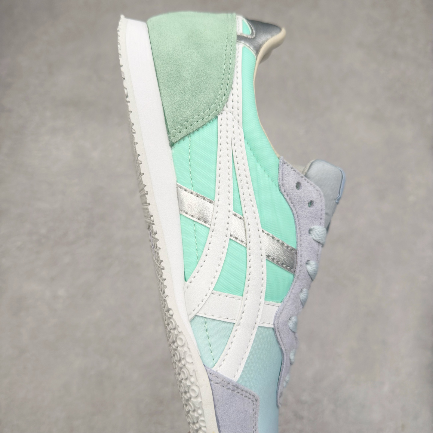 图片[6]-Onitsuka 鬼冢虎 Serrano系列 潮流舒适轻便生活休闲鞋 上架实拍鞋面采用翻毛皮和牛津布面设计制作，透气性好，包裹感很强。鞋底采用防滑耐磨橡胶大底，脚感轻便舒适。鞋掌做了加宽处理，穿着更加舒适。尺码：36 37 37.5 38 39 39.5 40 40.5 41.5 42 42.5 43.5 44 45-选品中心