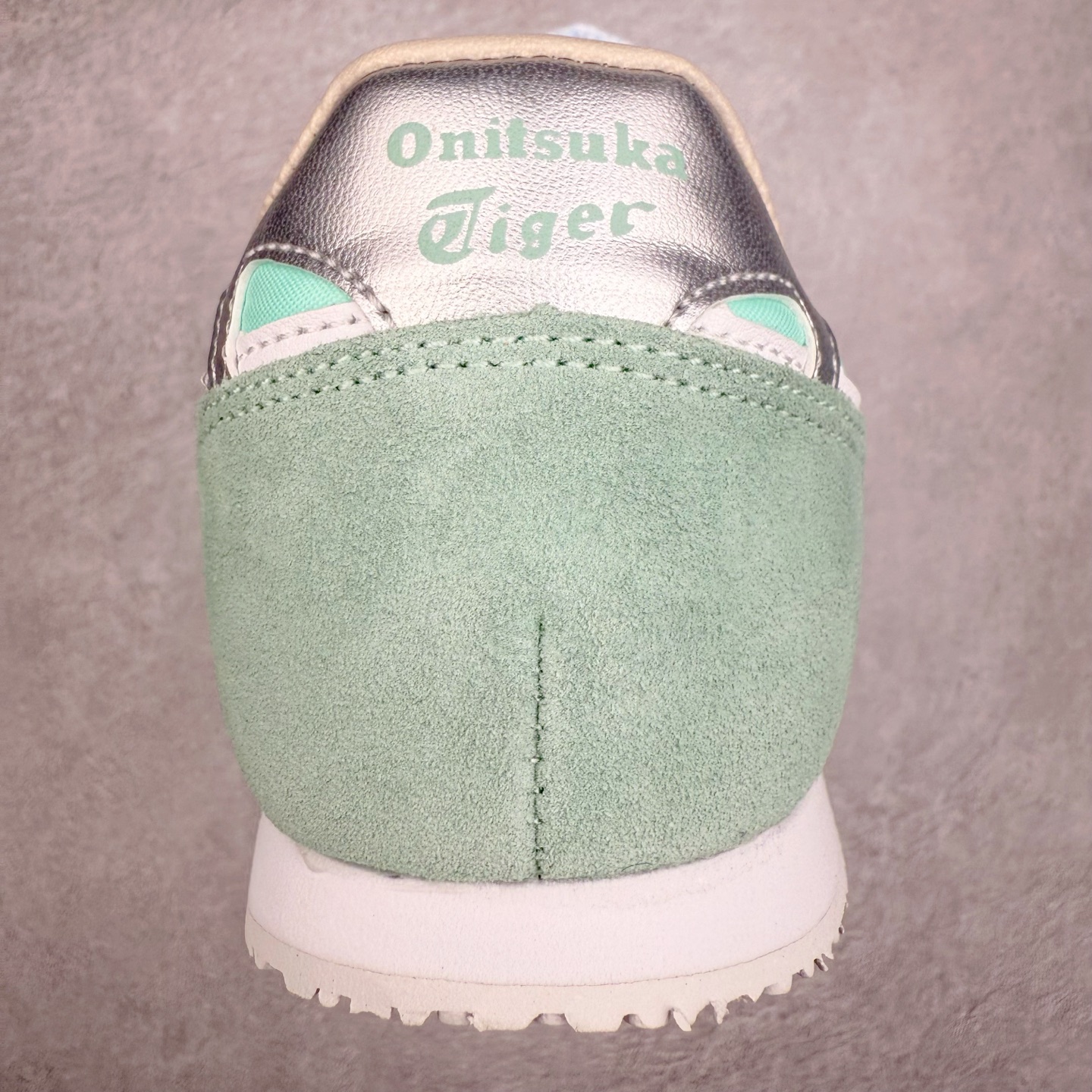 图片[8]-Onitsuka 鬼冢虎 Serrano系列 潮流舒适轻便生活休闲鞋 上架实拍鞋面采用翻毛皮和牛津布面设计制作，透气性好，包裹感很强。鞋底采用防滑耐磨橡胶大底，脚感轻便舒适。鞋掌做了加宽处理，穿着更加舒适。尺码：36 37 37.5 38 39 39.5 40 40.5 41.5 42 42.5 43.5 44 45-选品中心