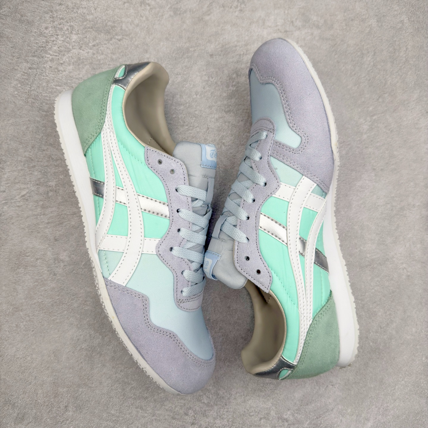 图片[3]-Onitsuka 鬼冢虎 Serrano系列 潮流舒适轻便生活休闲鞋 上架实拍鞋面采用翻毛皮和牛津布面设计制作，透气性好，包裹感很强。鞋底采用防滑耐磨橡胶大底，脚感轻便舒适。鞋掌做了加宽处理，穿着更加舒适。尺码：36 37 37.5 38 39 39.5 40 40.5 41.5 42 42.5 43.5 44 45-选品中心