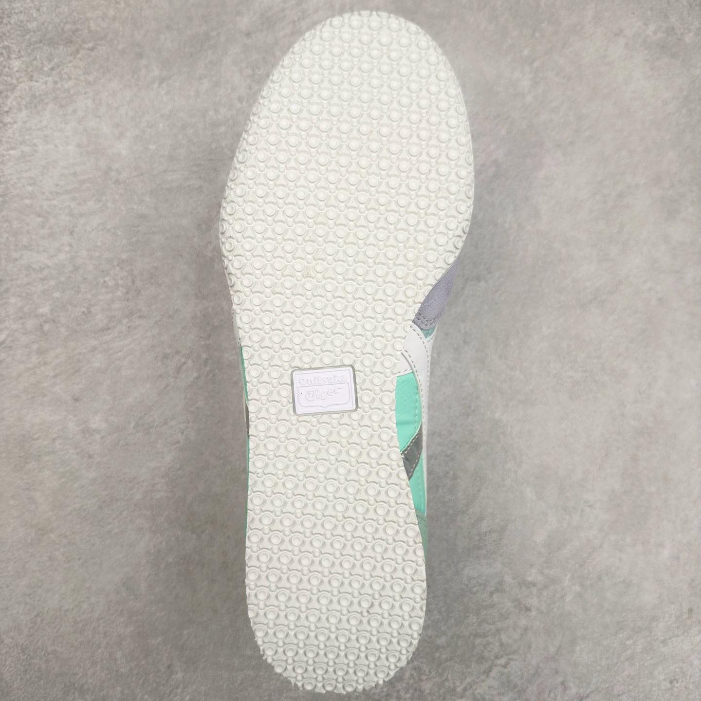 图片[9]-Onitsuka 鬼冢虎 Serrano系列 潮流舒适轻便生活休闲鞋 上架实拍鞋面采用翻毛皮和牛津布面设计制作，透气性好，包裹感很强。鞋底采用防滑耐磨橡胶大底，脚感轻便舒适。鞋掌做了加宽处理，穿着更加舒适。尺码：36 37 37.5 38 39 39.5 40 40.5 41.5 42 42.5 43.5 44 45-选品中心