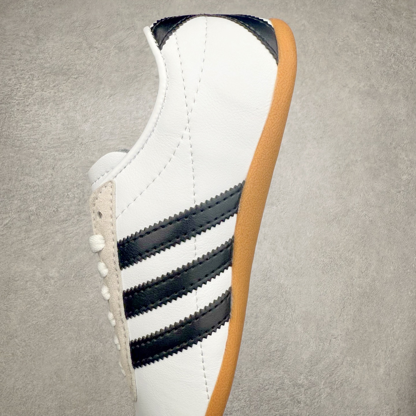 图片[7]-AD Originals Tokyo 东京限定系列复古百搭薄底德训风低帮休闲运动T头鞋 JI3311 ORIGINALS 挖掘复古运动基因，文 将经典与现代完美融合，推出薄底鞋系列，引起潮流趋势。此次COSTS带来的是ADIDAS ORIGINALS TOKYO系列黑白两款百搭配色，鞋款鞋面舒适贴合脚面， 同时采用柔软材质，穿着轻便舒适；中底缓震性能，鞋底有一定弹性，日常穿搭舒适且防滑。尺码：35⅔ 36 36⅔ 37⅓ 38 38⅔ 39⅓ 40 40⅔ 41⅓ 42 42⅔ 43⅓ 44 45-选品中心