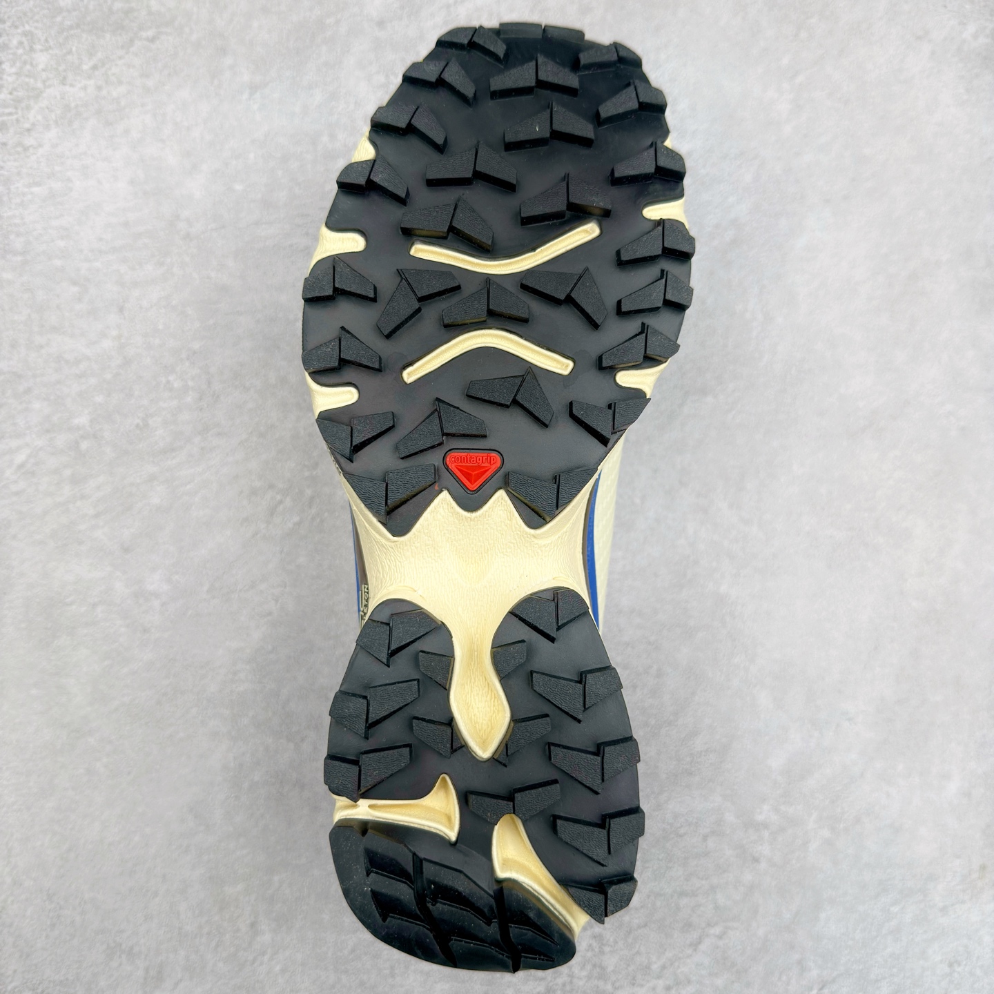 图片[9]-＃GD MM6 Maison Margiela x SALOMON XT-4 MULE 萨洛蒙联名系列低帮城市越野机能透气休闲运动鞋 鞋舌处附有迷你网眼袋收纳鞋绳以及下方的多色 Logo 标签 接着搭载奶油色 ACS 技术中底以及金色 TPU 塑料部件提升鞋款耐用性 中底与鞋面之间饰有海蓝色条状细节有效增添鞋款层次 最后应用黑色 Contragrip Chevron 外底完成鞋款设计 这次配色颇为高调 两款配色均以绚丽的渐变设计呈现 一款以粉紫渐变主打 另一款以黄绿渐变呈现 视觉效果相当吸睛 鞋面的使用玻璃纤维覆盖物加固 并通过细绳扣系带系统进行锁定 Salomon 的品牌logo 出现在脚后跟和前掌部位 中底虽然偏薄 但非常耐用 与模压塑料ACS 框架以及致密AC2 Muscle 鞋底单元结合 能够提供出色的支撑力和缓冲性 尺码：36 36.5 37.5 38 38.5 39 40 40.5 41 42 42.5 43 44 44.5 45-选品中心