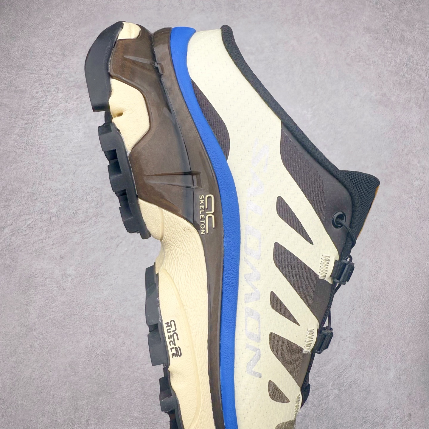 图片[6]-＃GD MM6 Maison Margiela x SALOMON XT-4 MULE 萨洛蒙联名系列低帮城市越野机能透气休闲运动鞋 鞋舌处附有迷你网眼袋收纳鞋绳以及下方的多色 Logo 标签 接着搭载奶油色 ACS 技术中底以及金色 TPU 塑料部件提升鞋款耐用性 中底与鞋面之间饰有海蓝色条状细节有效增添鞋款层次 最后应用黑色 Contragrip Chevron 外底完成鞋款设计 这次配色颇为高调 两款配色均以绚丽的渐变设计呈现 一款以粉紫渐变主打 另一款以黄绿渐变呈现 视觉效果相当吸睛 鞋面的使用玻璃纤维覆盖物加固 并通过细绳扣系带系统进行锁定 Salomon 的品牌logo 出现在脚后跟和前掌部位 中底虽然偏薄 但非常耐用 与模压塑料ACS 框架以及致密AC2 Muscle 鞋底单元结合 能够提供出色的支撑力和缓冲性 尺码：36 36.5 37.5 38 38.5 39 40 40.5 41 42 42.5 43 44 44.5 45-选品中心