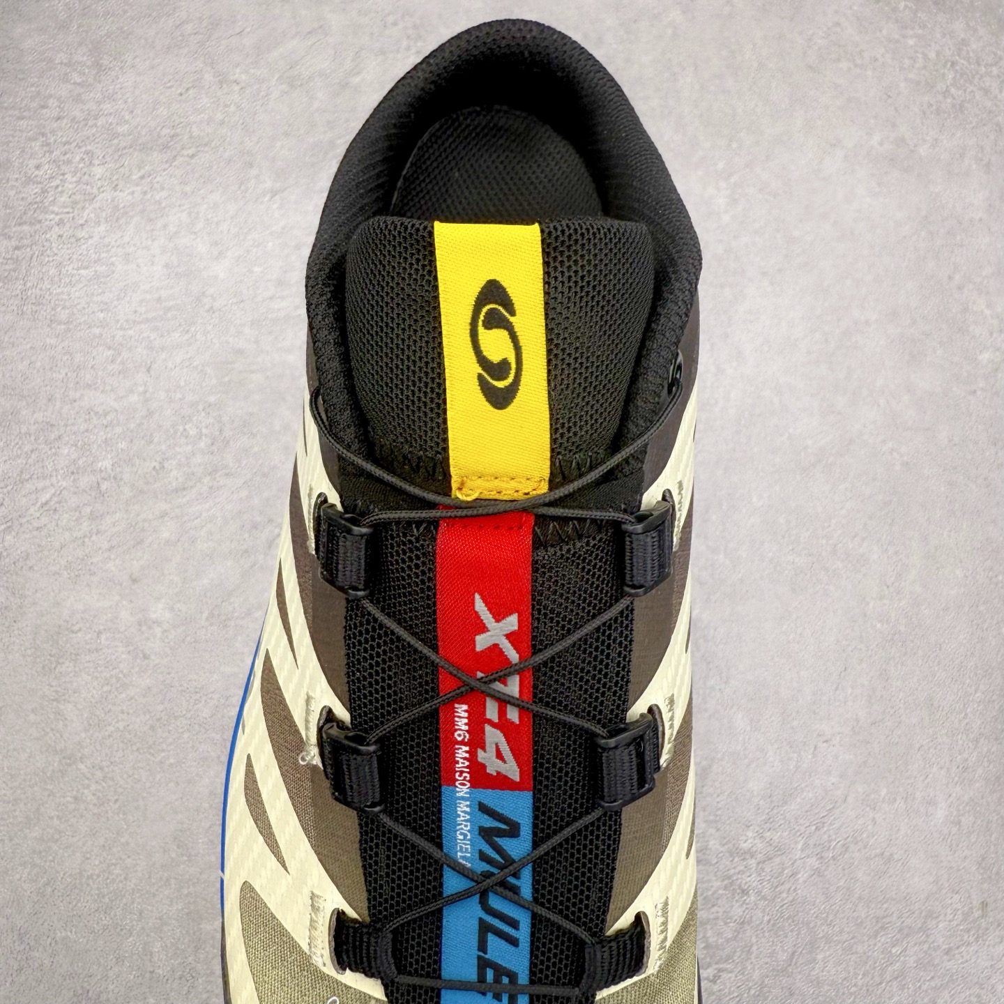 图片[5]-＃GD MM6 Maison Margiela x SALOMON XT-4 MULE 萨洛蒙联名系列低帮城市越野机能透气休闲运动鞋 鞋舌处附有迷你网眼袋收纳鞋绳以及下方的多色 Logo 标签 接着搭载奶油色 ACS 技术中底以及金色 TPU 塑料部件提升鞋款耐用性 中底与鞋面之间饰有海蓝色条状细节有效增添鞋款层次 最后应用黑色 Contragrip Chevron 外底完成鞋款设计 这次配色颇为高调 两款配色均以绚丽的渐变设计呈现 一款以粉紫渐变主打 另一款以黄绿渐变呈现 视觉效果相当吸睛 鞋面的使用玻璃纤维覆盖物加固 并通过细绳扣系带系统进行锁定 Salomon 的品牌logo 出现在脚后跟和前掌部位 中底虽然偏薄 但非常耐用 与模压塑料ACS 框架以及致密AC2 Muscle 鞋底单元结合 能够提供出色的支撑力和缓冲性 尺码：36 36.5 37.5 38 38.5 39 40 40.5 41 42 42.5 43 44 44.5 45-选品中心