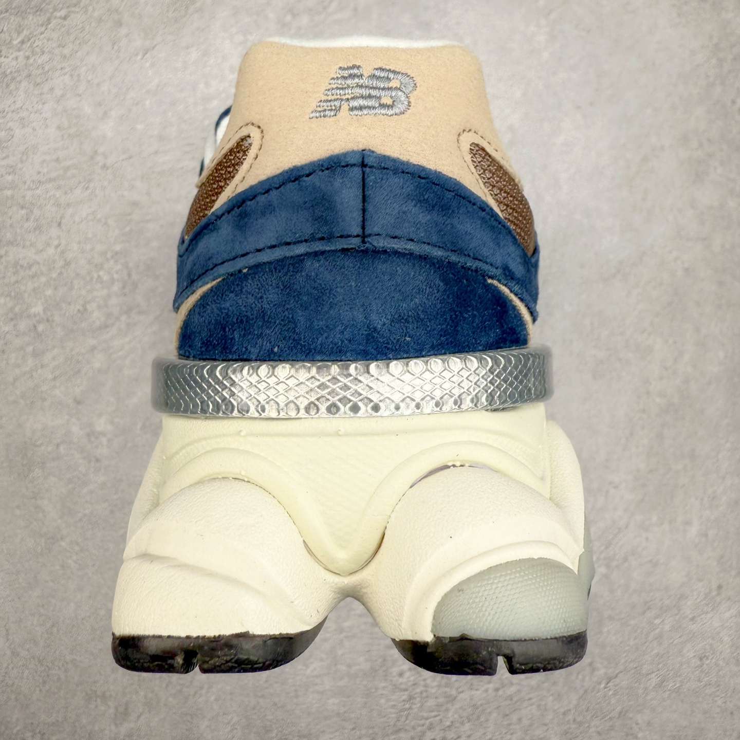 图片[8]-New Balance NB9060 复古运动鞋 新百伦又带来了新鞋型 并且是与芝加哥街头品牌 Joe Freshgoods 的联名款 鞋身主体采用了类似 990 系列的设计风格 与传统复古慢跑鞋区别不大 最大的变化就是鞋底部分 在传统设计的中底外层 增加了多个分区的模块 圆润的线条设计与我们熟悉的 New Balance 风格截然不同 但与同样充满弧形线条的鞋面搭配 看起来毫无违和感 尺码：36-45-选品中心